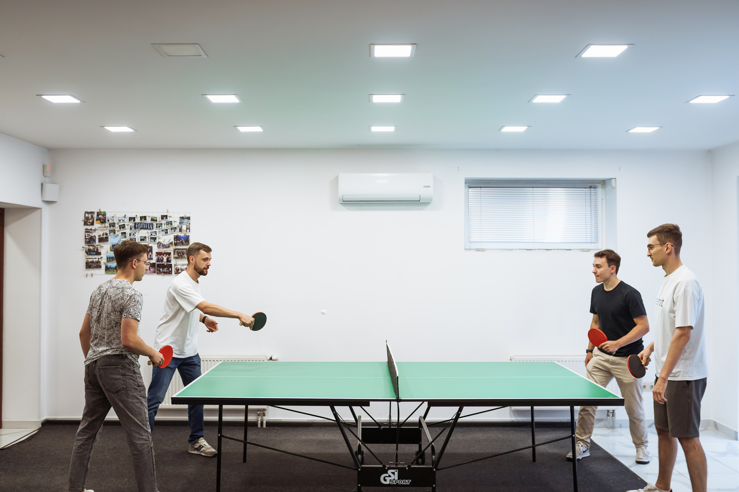 Фотосесія для іт-компанії, фотосесія команди, фото в офісі компанії. Тарас Бовт. Фотограф Львів. Портрети та репортаж з подій