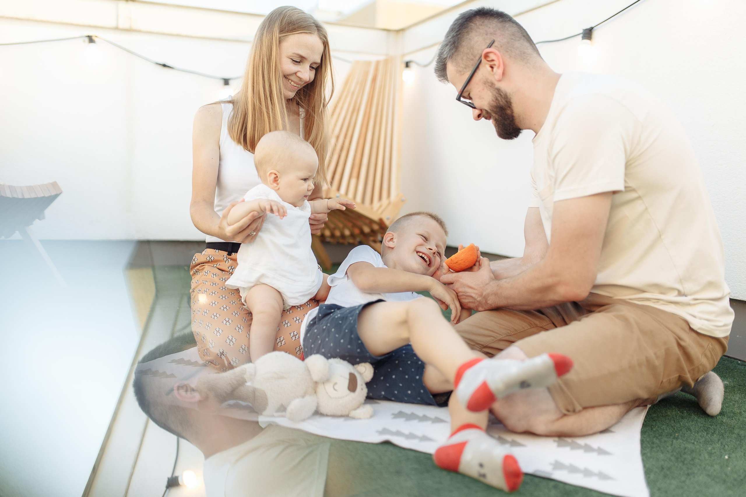 сімейна зйомка львів, сімейний фотограф львів, сімейні фото, фотограф на дому, зйомка новонародженних, зйомка немовлят