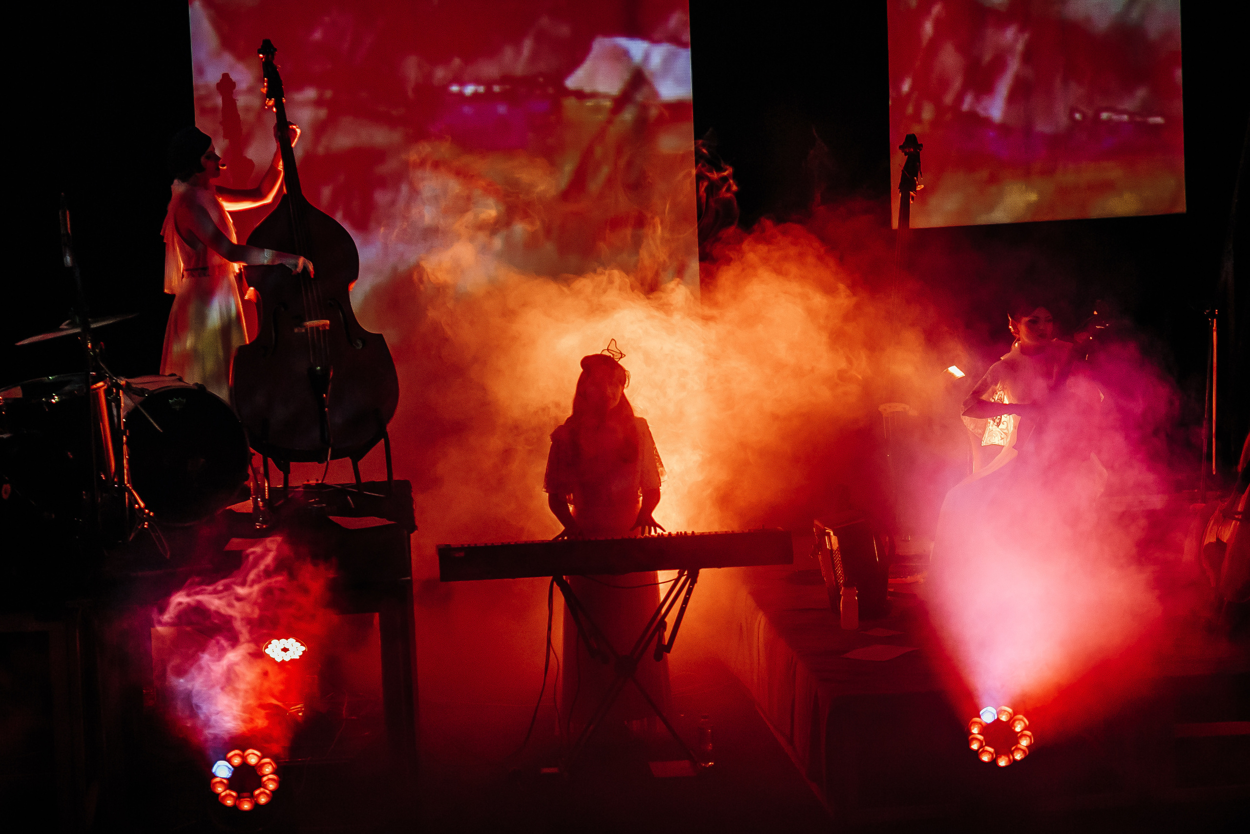 Фоторепортаж з концерту гурту Dakh Daughters. Тарас Бовт. Фотограф Львів. Портрети та репортаж з подій