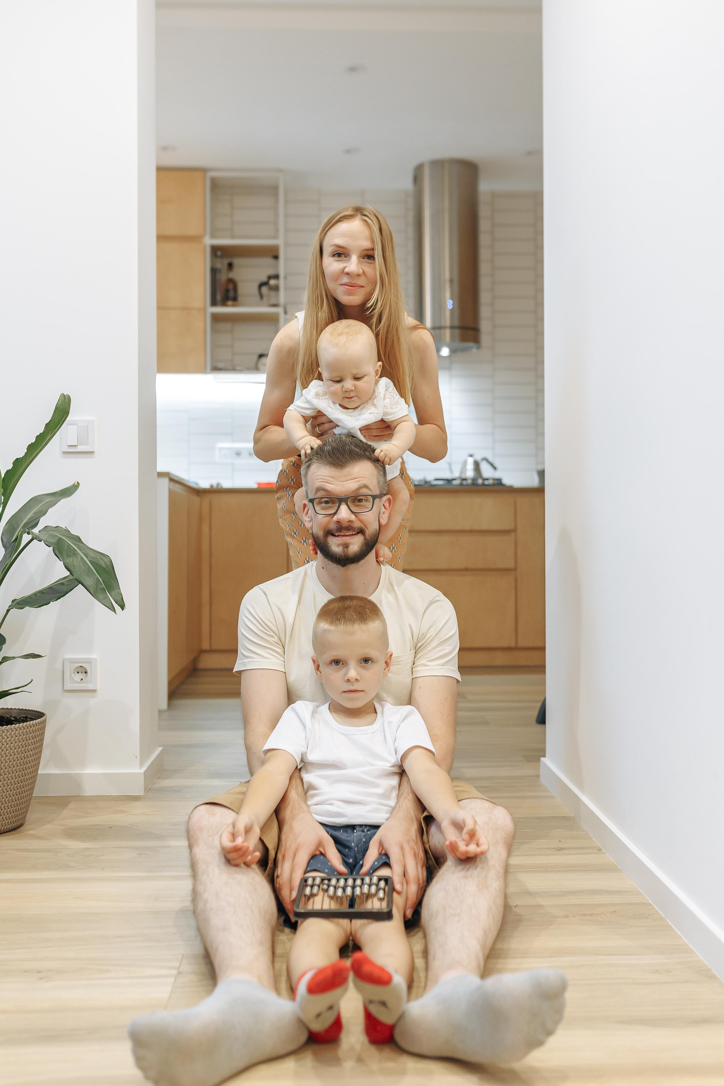 сімейна зйомка львів, сімейний фотограф львів, сімейні фото, фотограф на дому, зйомка новонародженних, зйомка немовлят, тато і син