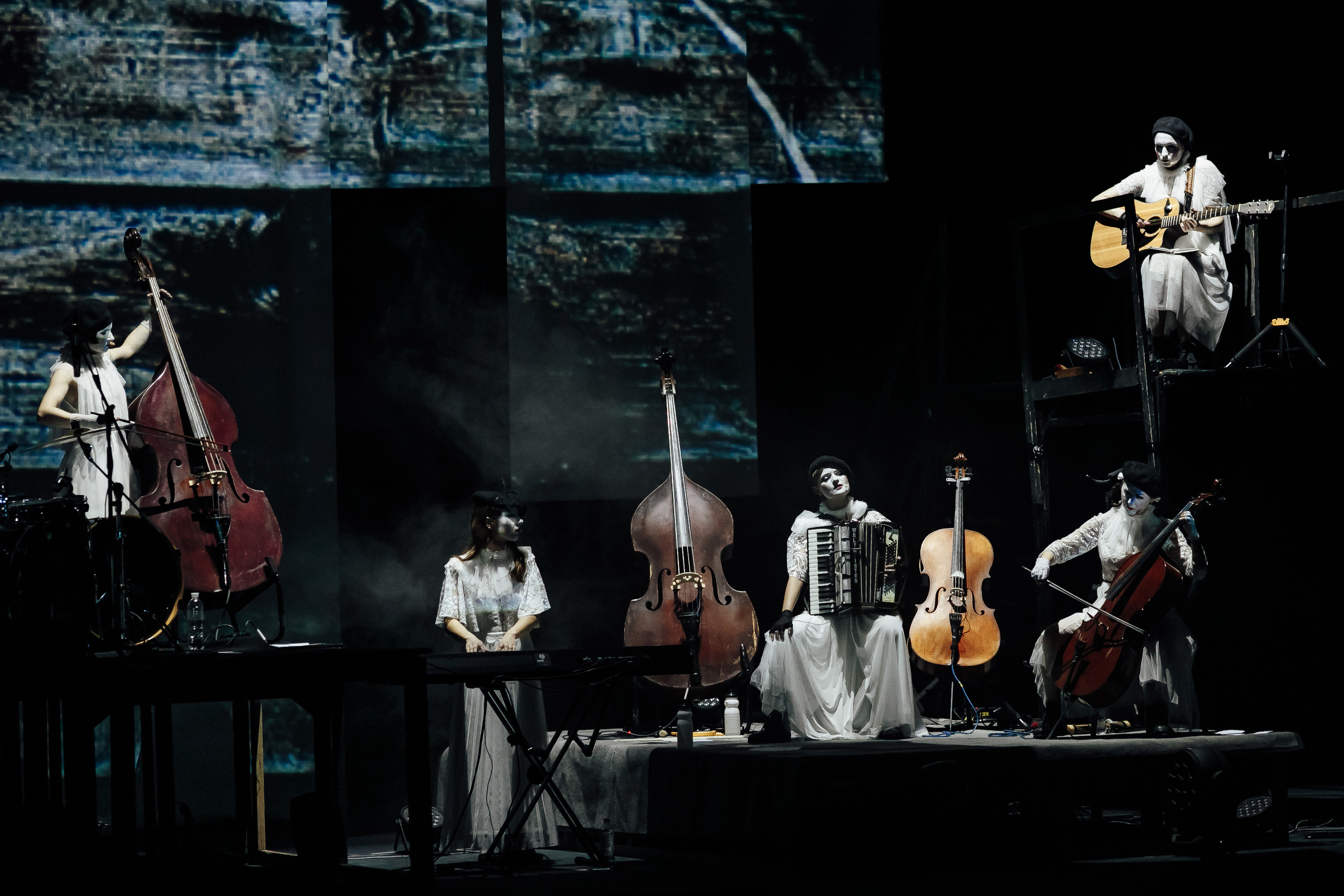 Фоторепортаж з концерту гурту Dakh Daughters. Тарас Бовт. Фотограф Львів. Портрети та репортаж з подій