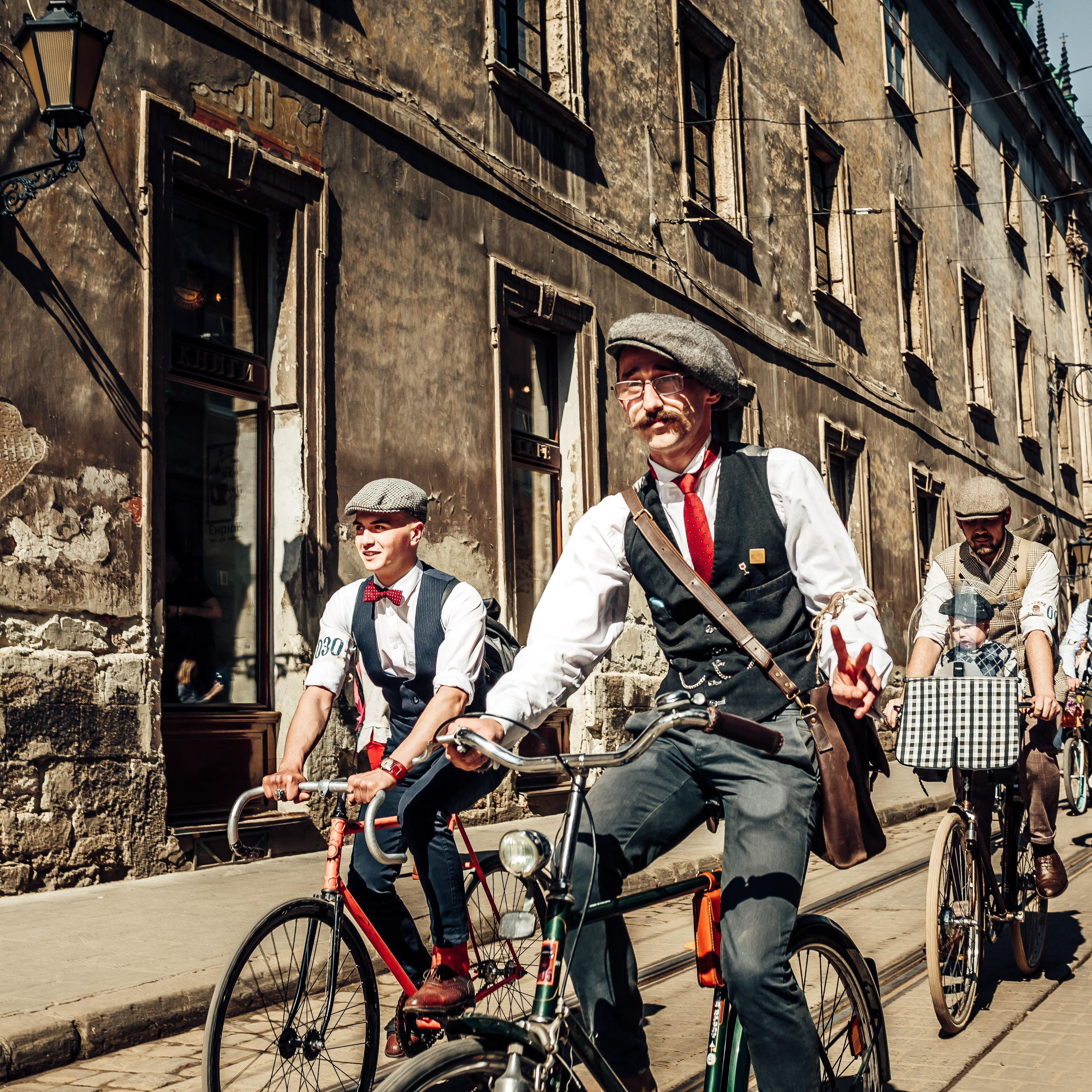 Батяри на роверах. Тарас Бовт. Фотограф Львів. Портрети та репортаж з подій