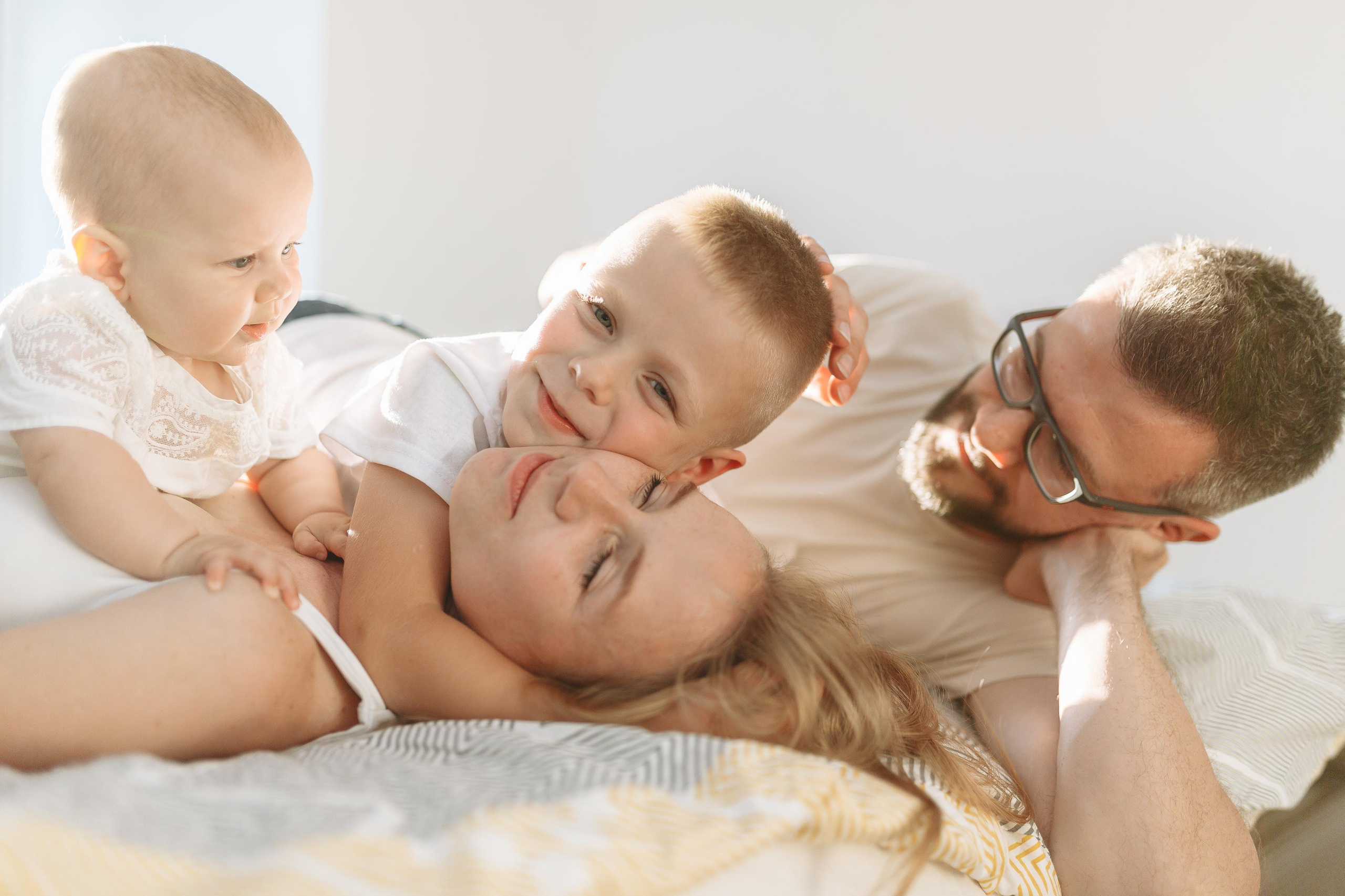 сімейна зйомка львів, сімейний фотограф львів, сімейні фото, фотограф на дому, зйомка новонародженних, зйомка немовлят