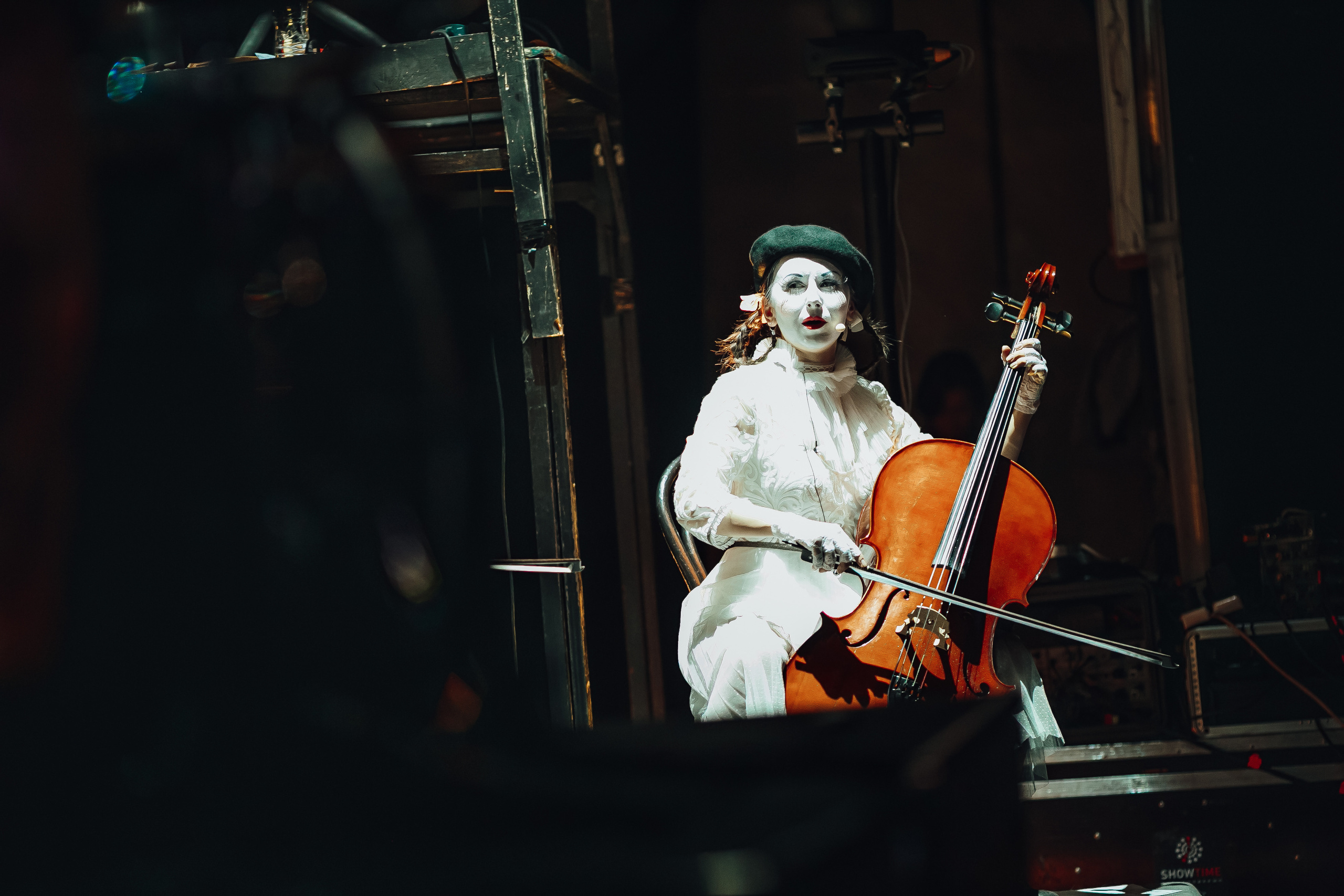 Фоторепортаж з концерту гурту Dakh Daughters. Тарас Бовт. Фотограф Львів. Портрети та репортаж з подій