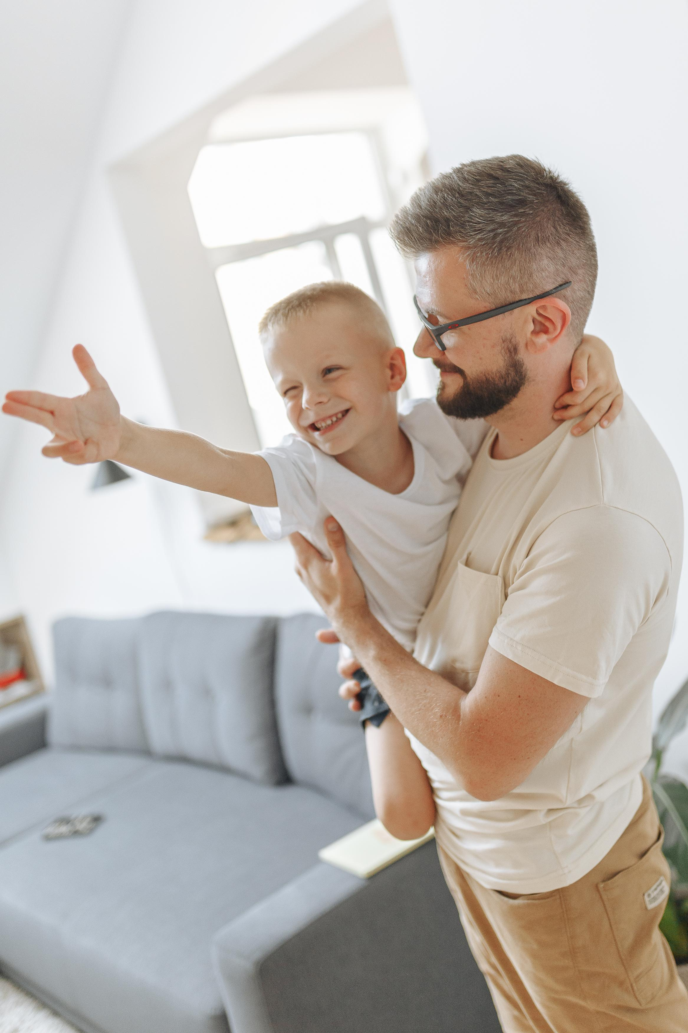 сімейна зйомка львів, сімейний фотограф львів, сімейні фото, фотограф на дому, зйомка новонародженних, зйомка немовлят, тато і син