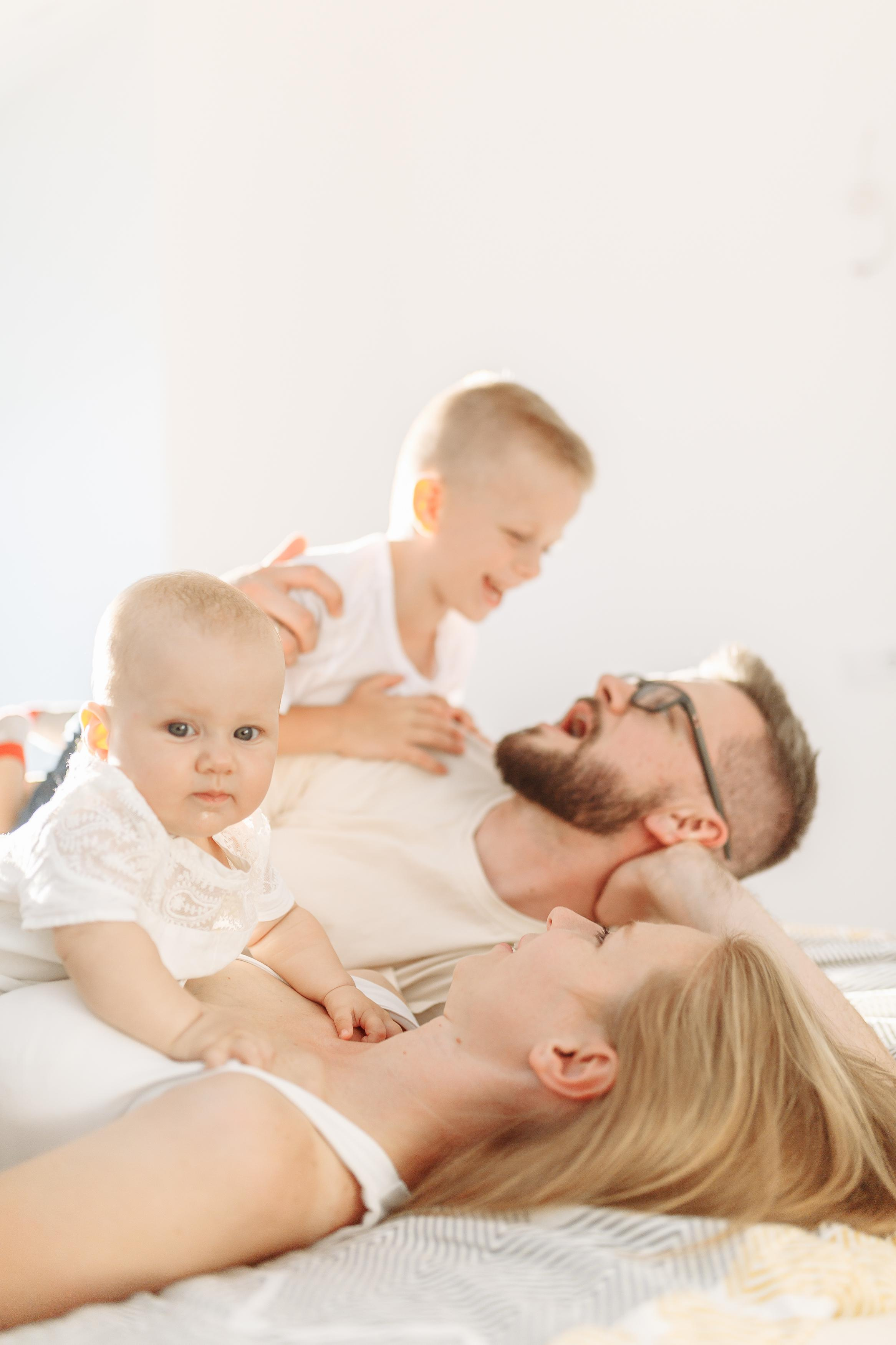 сімейна зйомка львів, сімейний фотограф львів, сімейні фото, фотограф на дому, зйомка новонародженних, зйомка немовлят