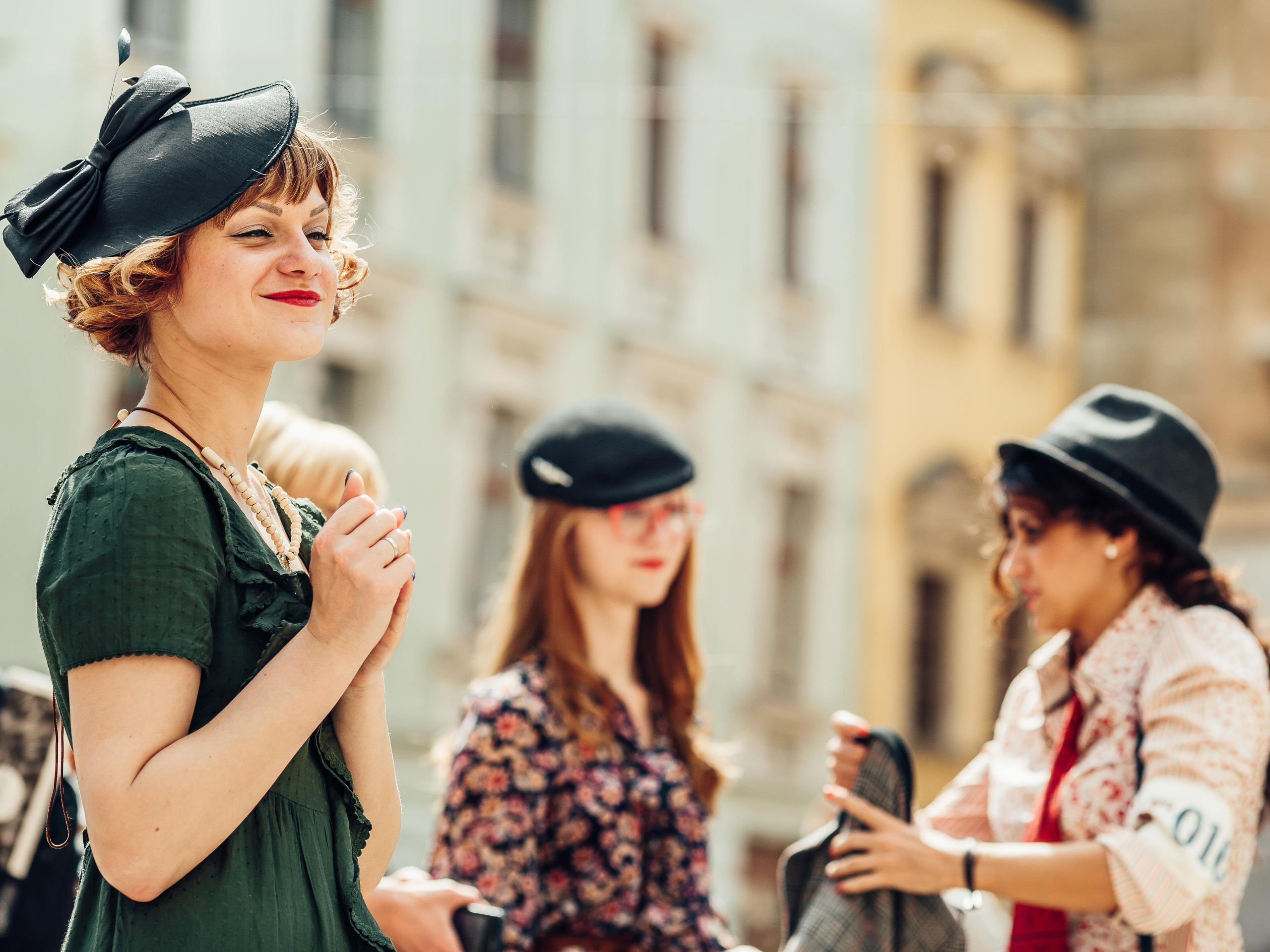 Кобіта виглядає свого батяра на велопроменаді