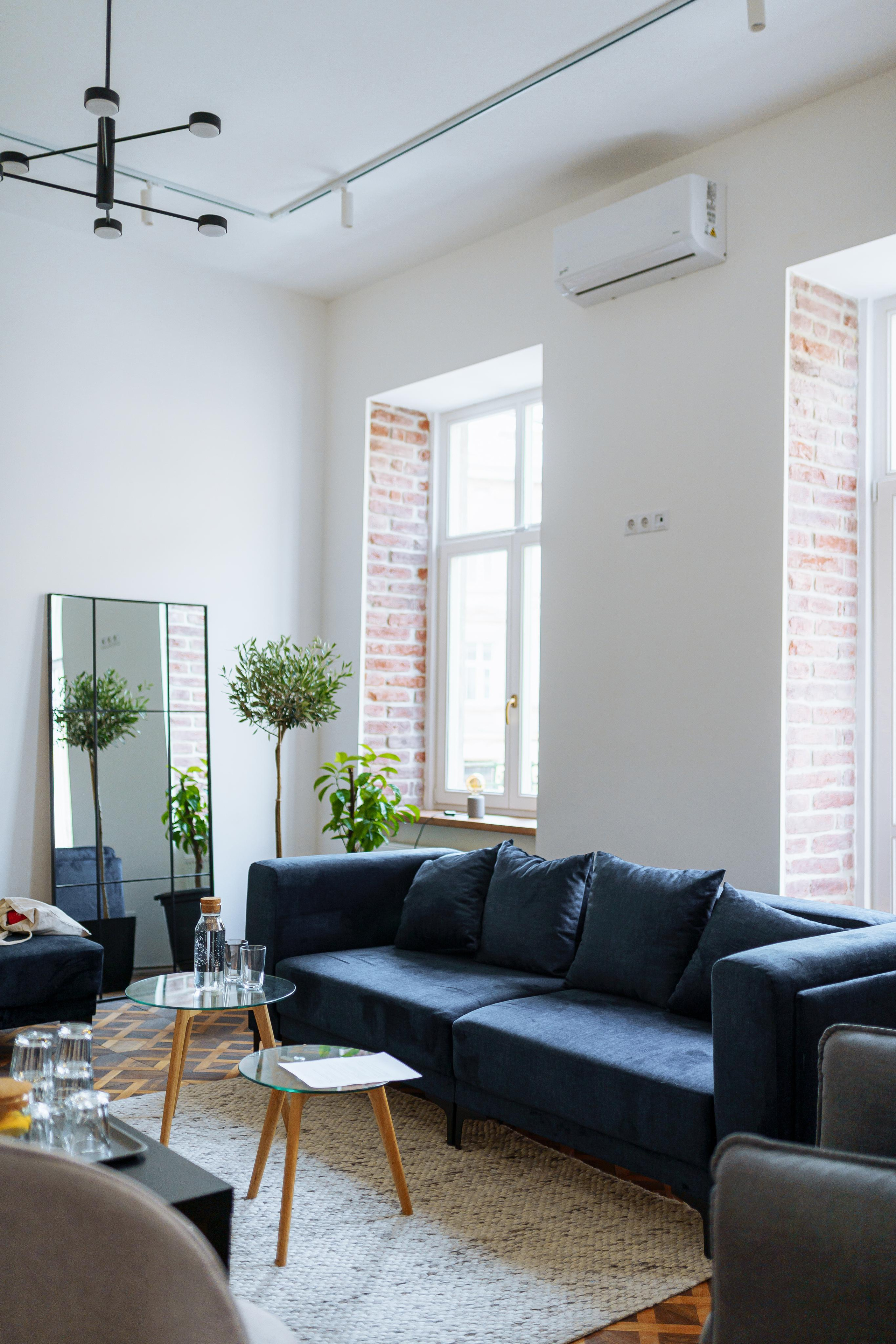 Офіс у центрі Львова з великими вікнами та світлими стінами