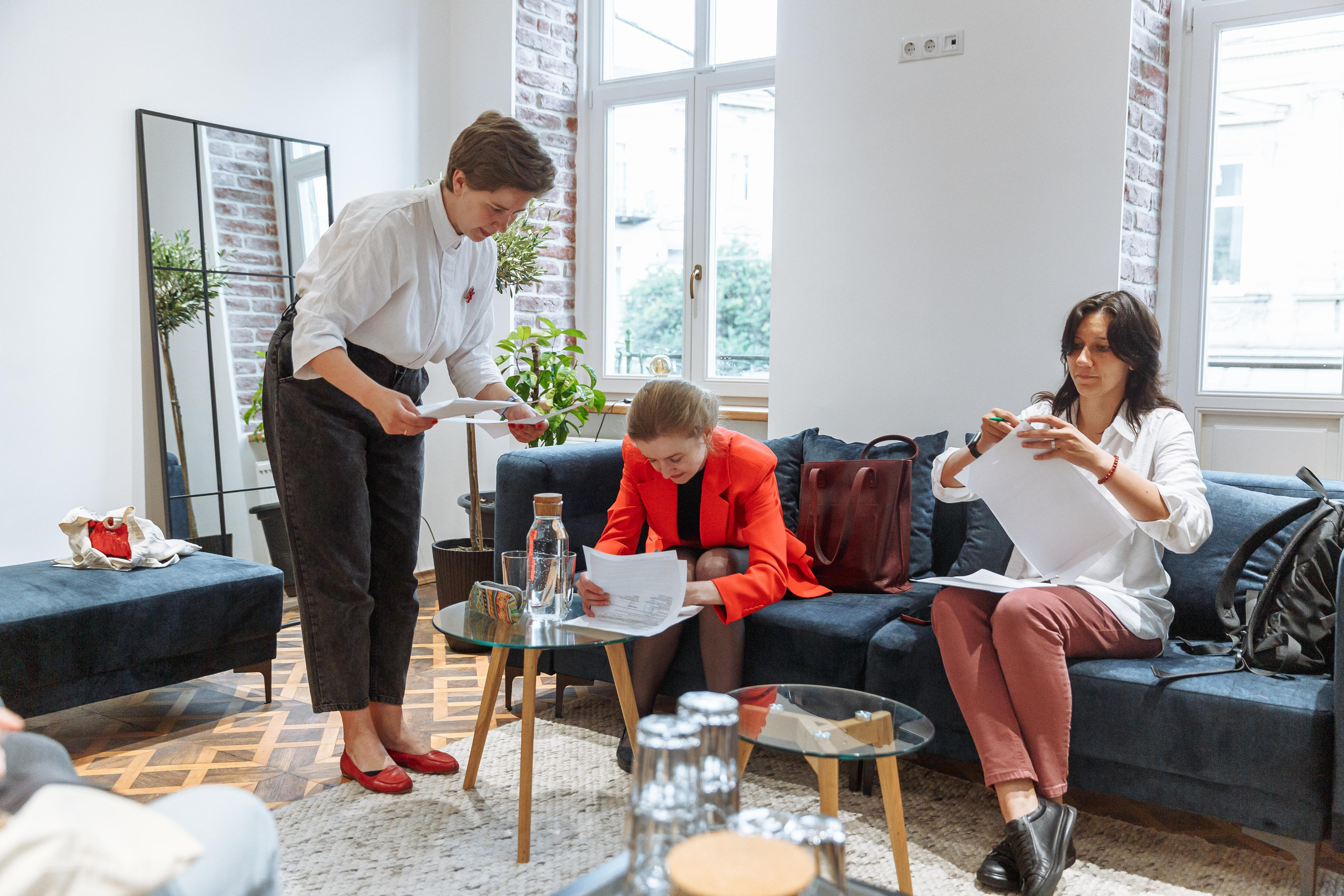 Підписання договору з юристами в офісі компанії у центрі Львова