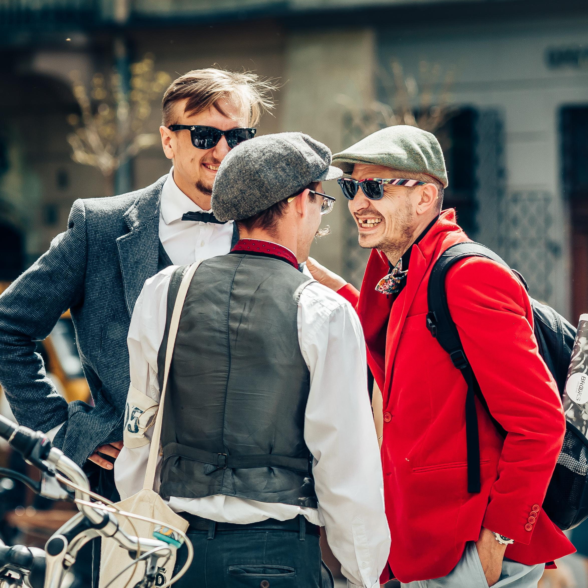 Батяри в темних окулярах, батяр в червоному піджаку