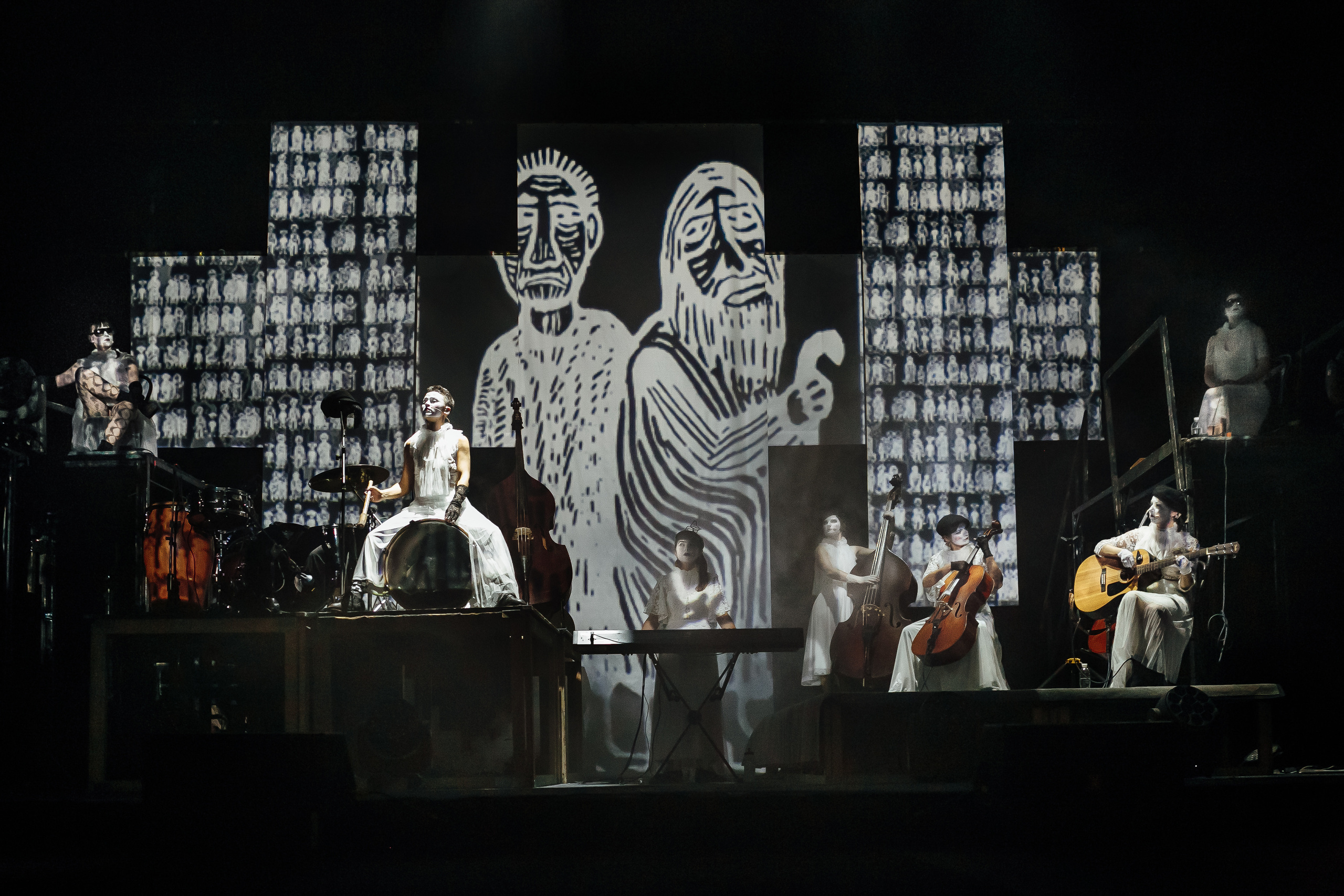 Фоторепортаж з концерту гурту Dakh Daughters. Тарас Бовт. Фотограф Львів. Портрети та репортаж з подій