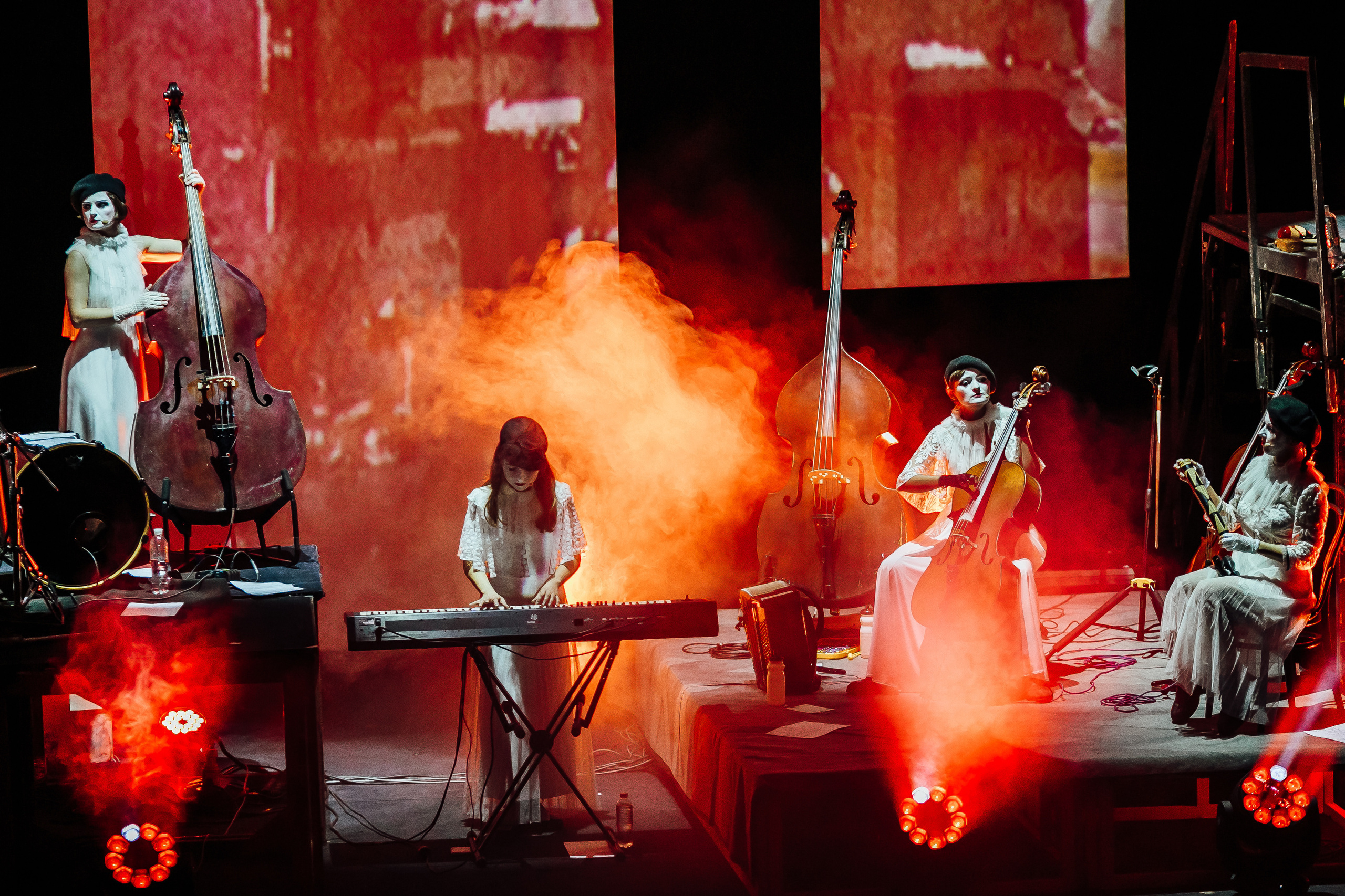 Фоторепортаж з концерту гурту Dakh Daughters. Тарас Бовт. Фотограф Львів. Портрети та репортаж з подій