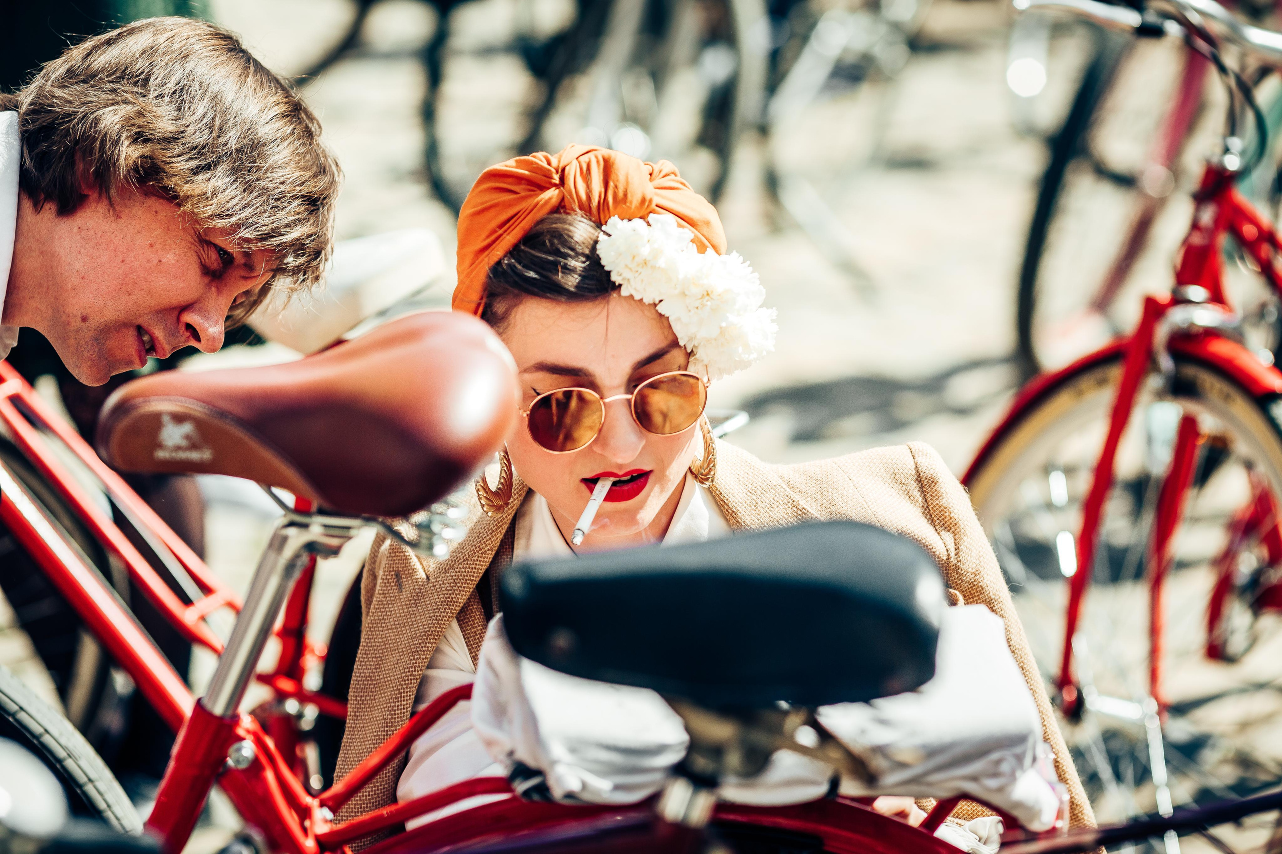 Шац кобіта з цигаром в писку ремонтує свого ровера