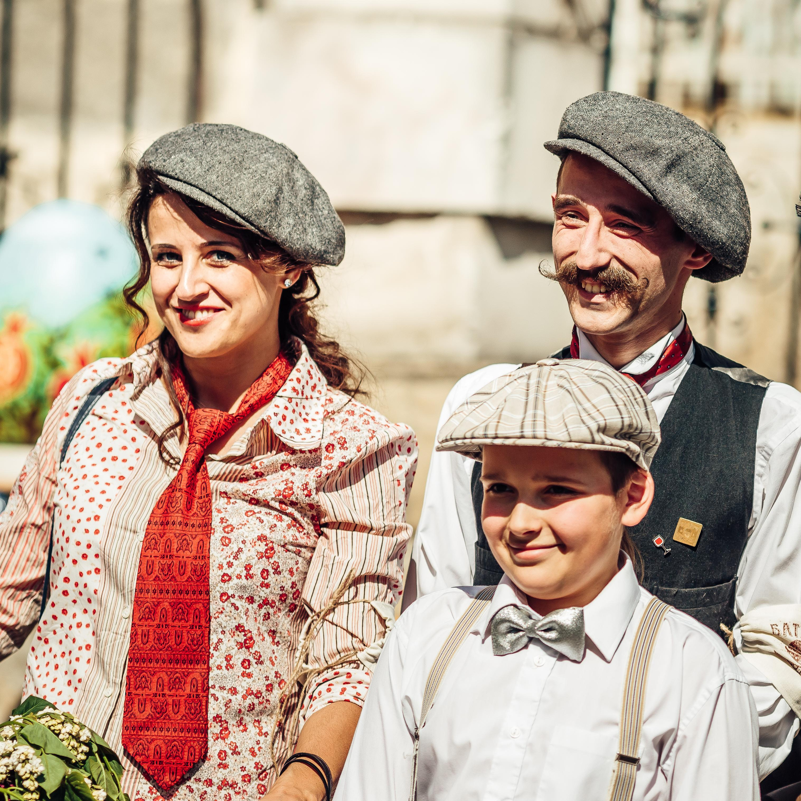 Молода батярська сім'я на велопроменаді