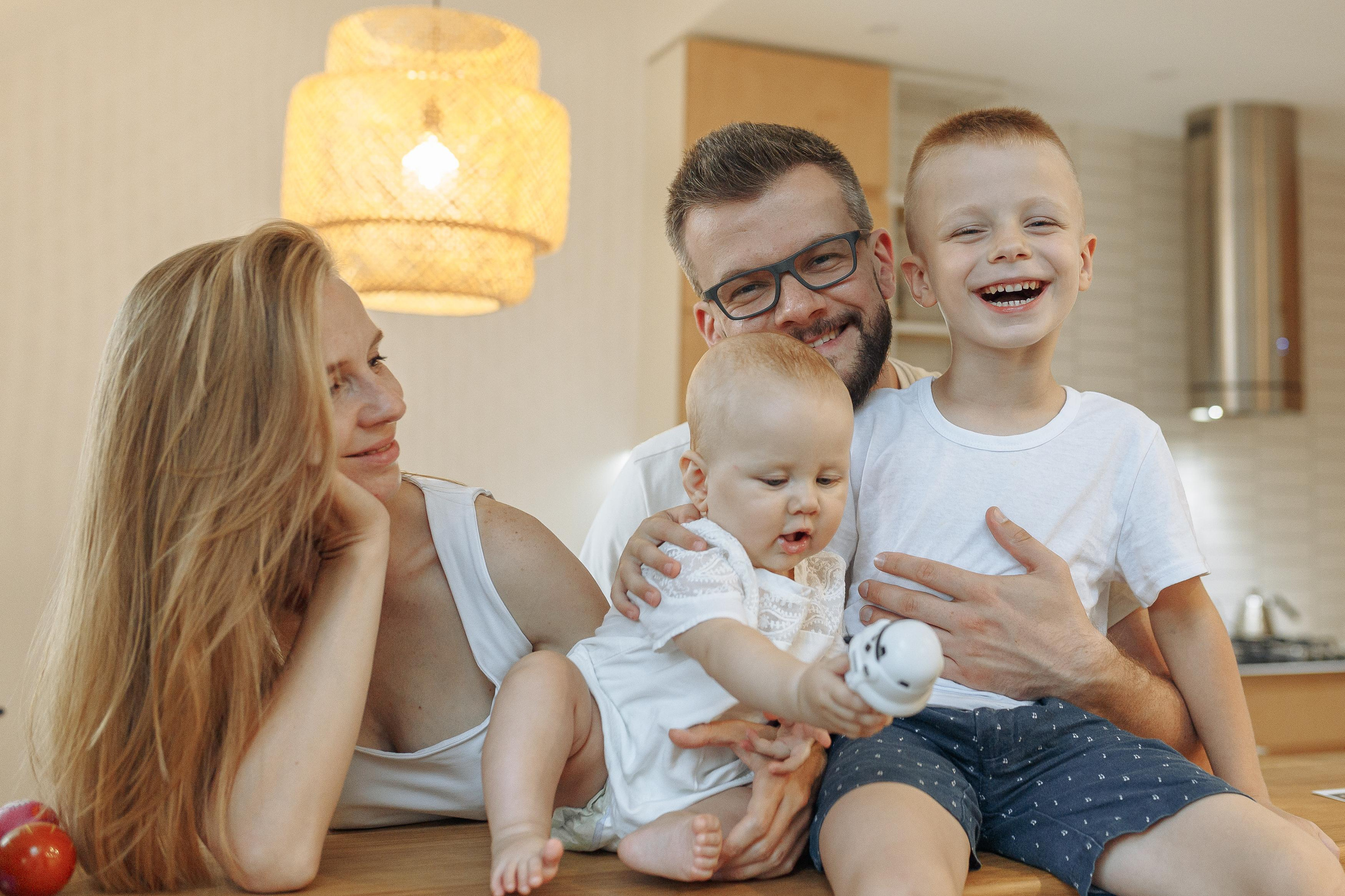 сімейна зйомка львів, сімейний фотограф львів, сімейні фото, фотограф на дому, зйомка новонародженних, зйомка немовлят, тато і син