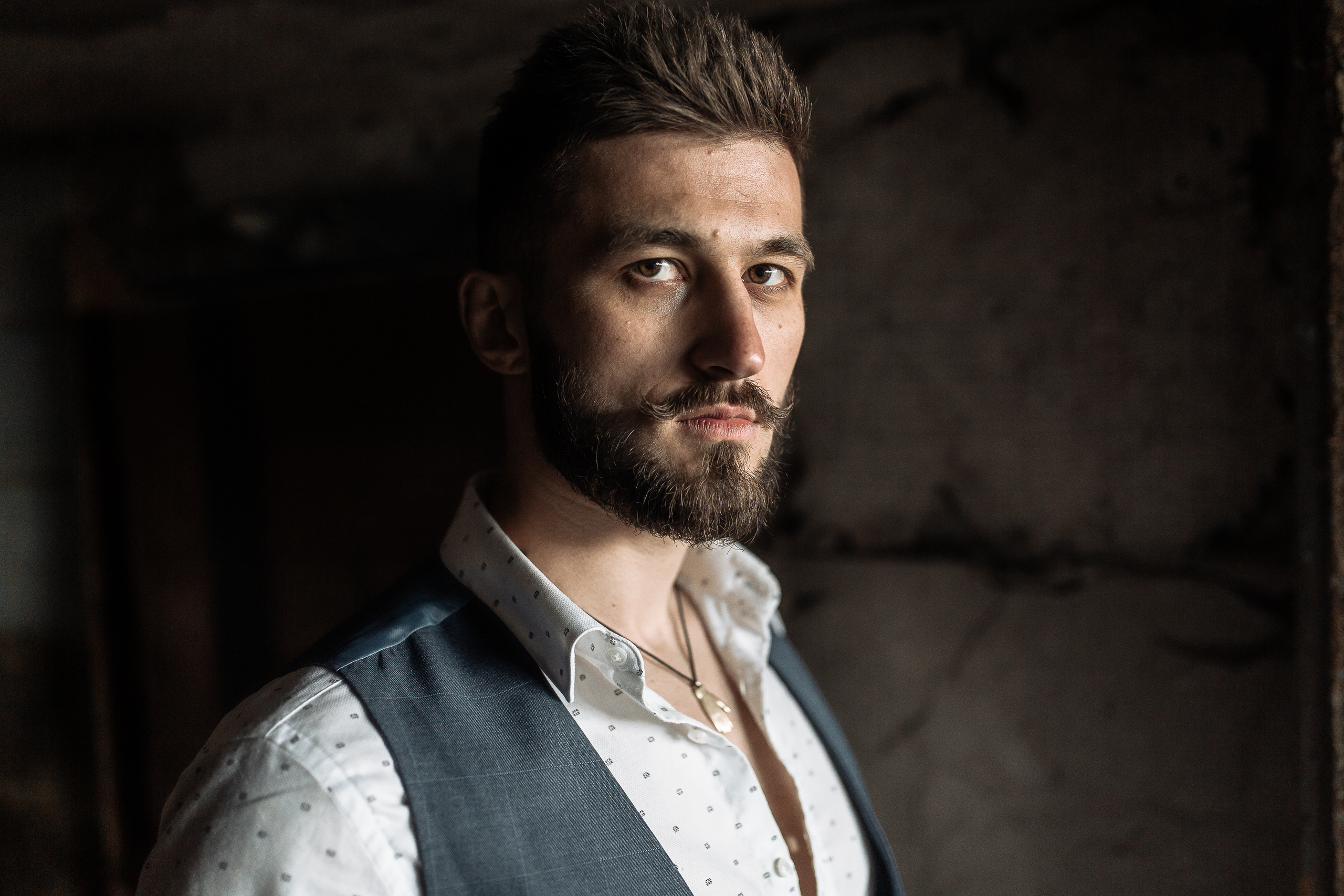 Чоловічий потрет, тематична фотосесія на плівку. Тарас Бовт. Фотограф Львів. Портрети та репортаж з подій