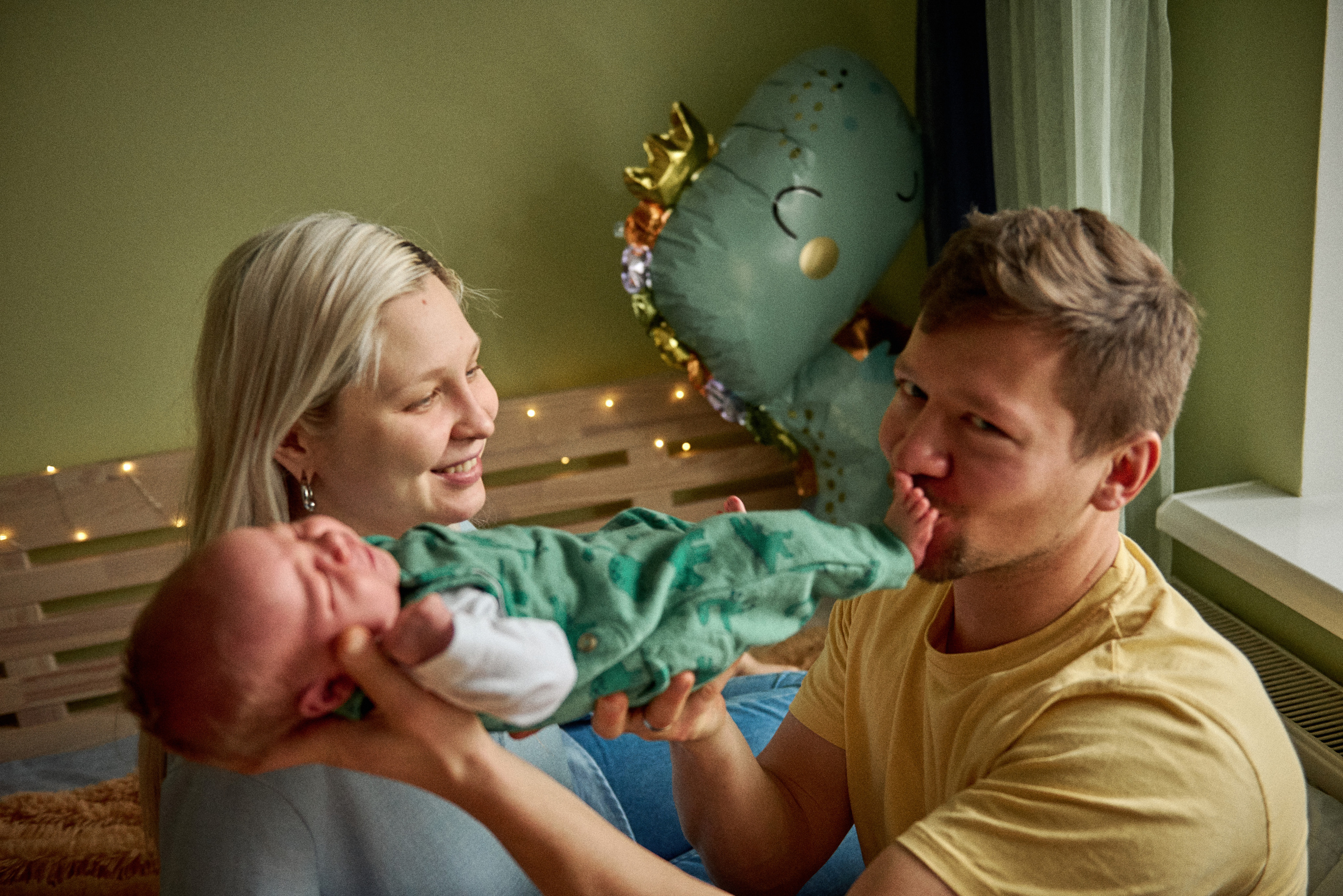 Аня Володя і Назар. Фотограф новонароджених діток та їх сімей в Тернополі