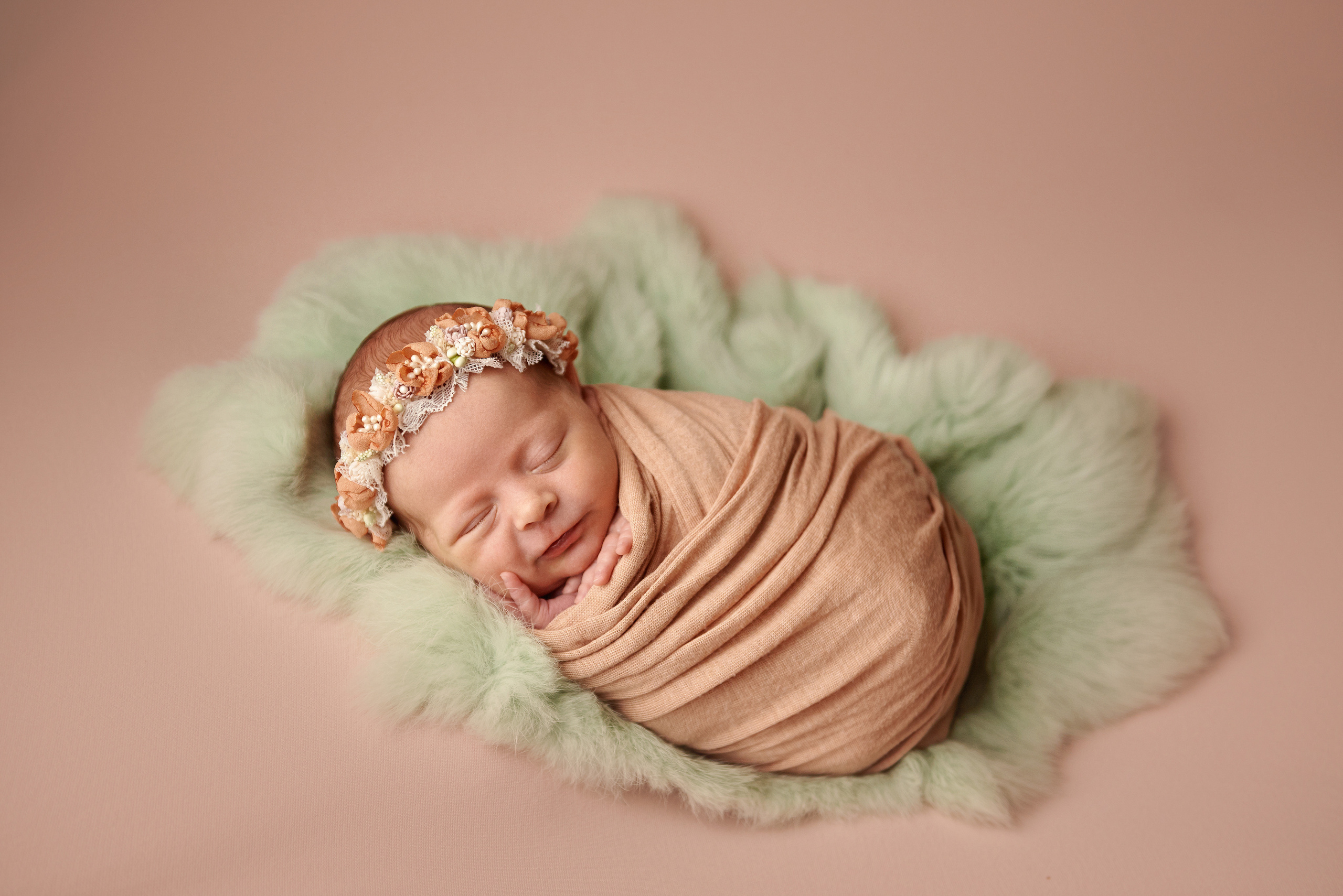 Фото малюка тільки в обмотках. Фотограф новонароджених діток та їх сімей в Тернополі