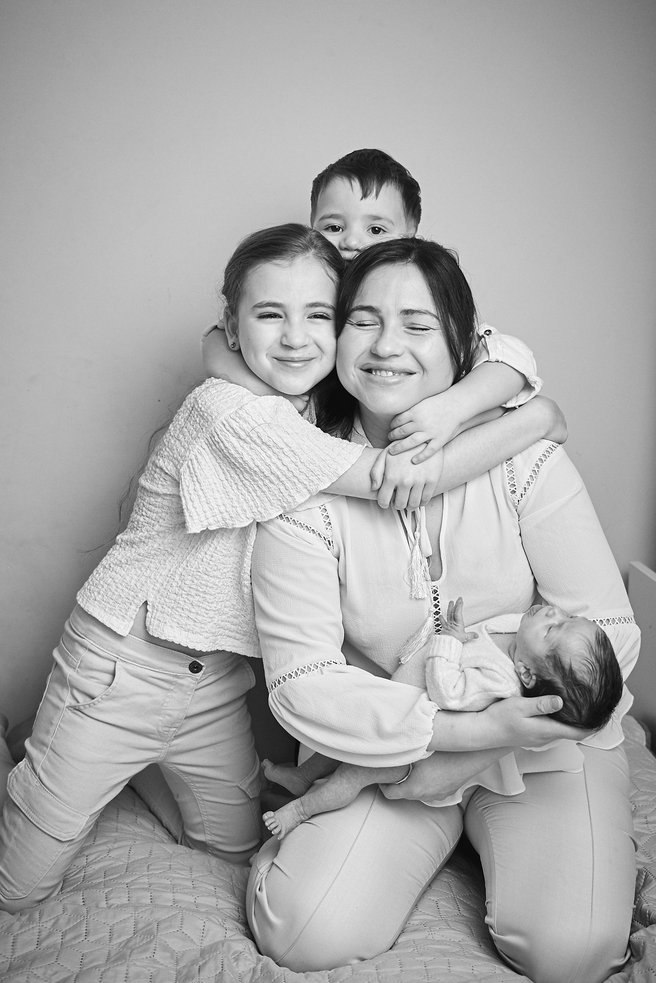 Таня Софія Віктор і Лєра. Фотограф новонароджених діток та їх сімей в Тернополі