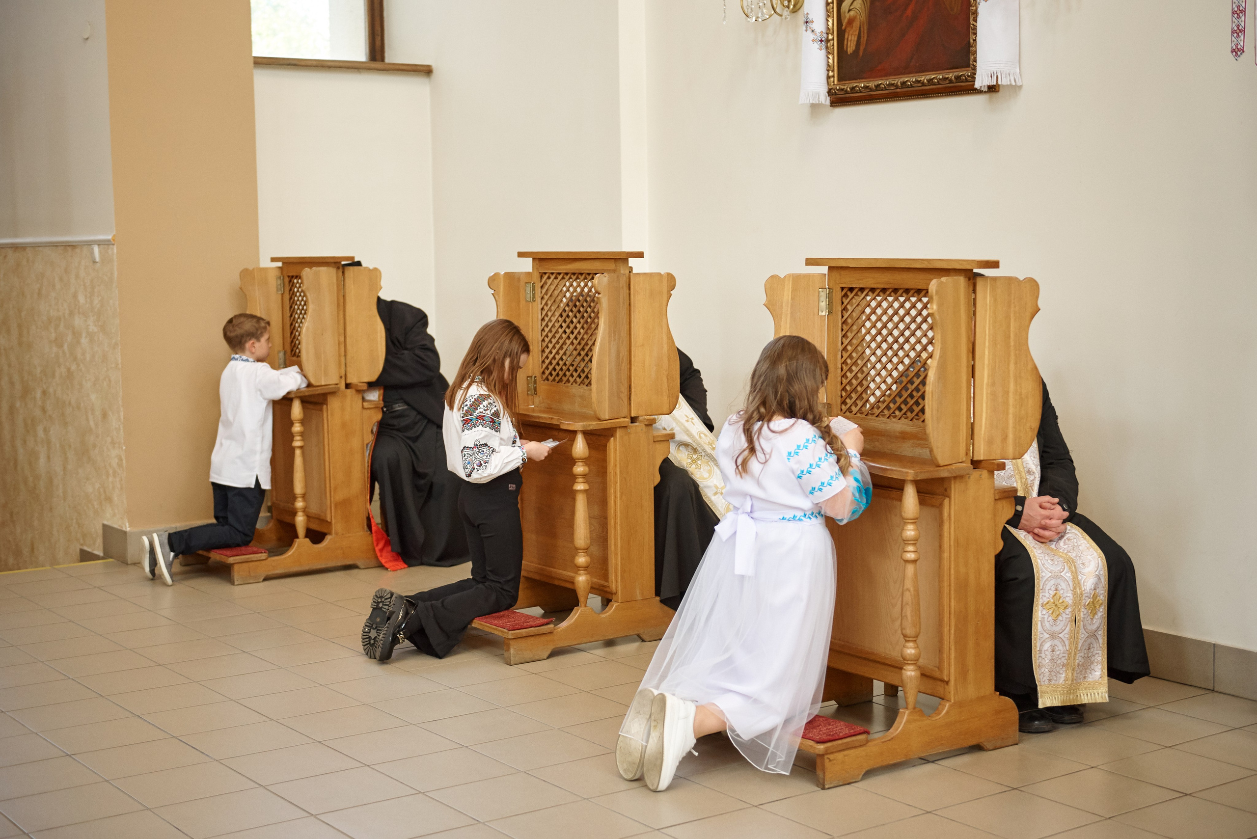 Храм Матері Божої Неустанної Помочі (біля літака). Фотограф новонароджених діток та їх сімей в Тернополі