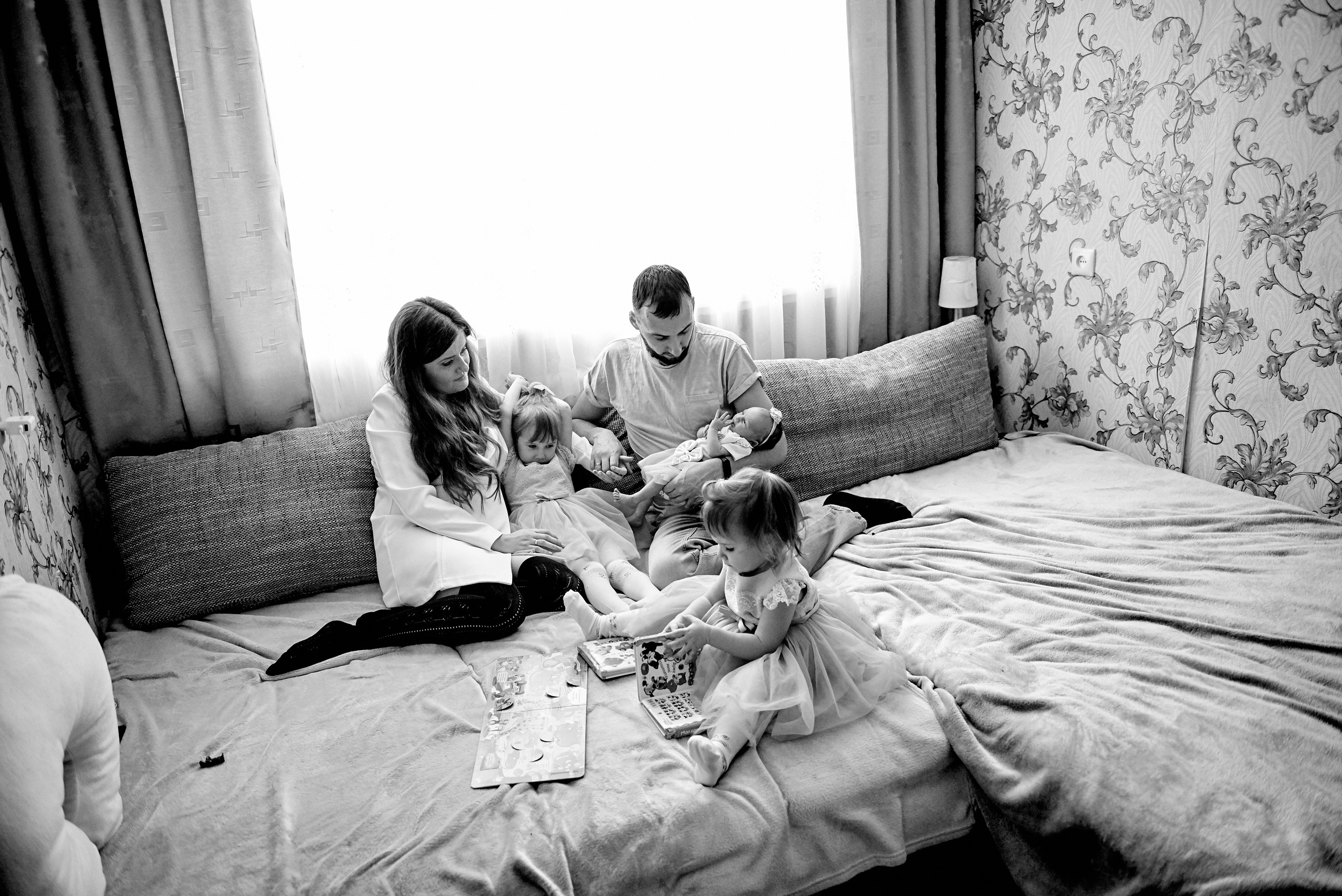 Олена та Влад Емма Єва та Еліна 9 днів життя. Фотограф новонароджених діток та їх сімей в Тернополі