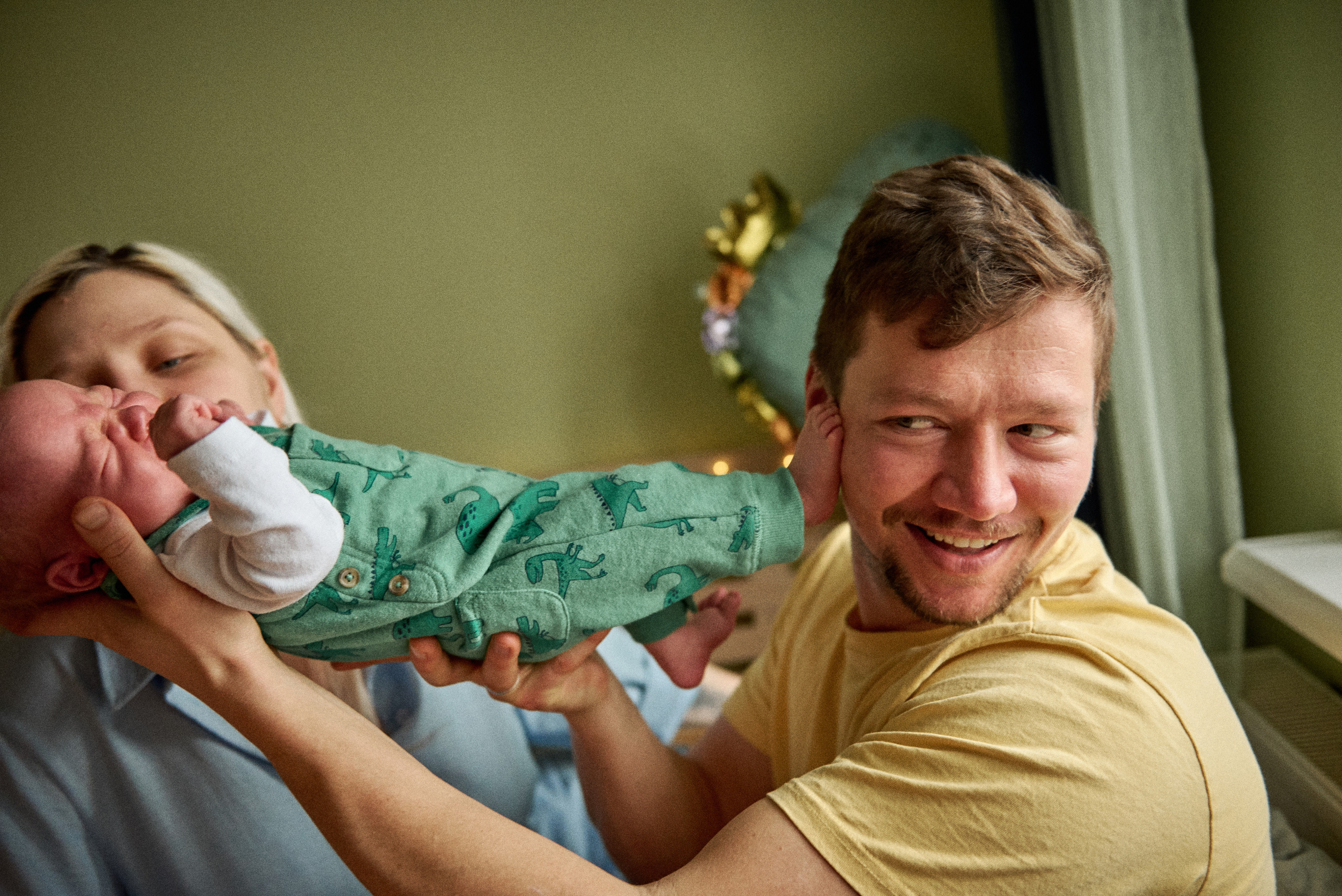 Аня Володя і Назар. Фотограф новонароджених діток та їх сімей в Тернополі