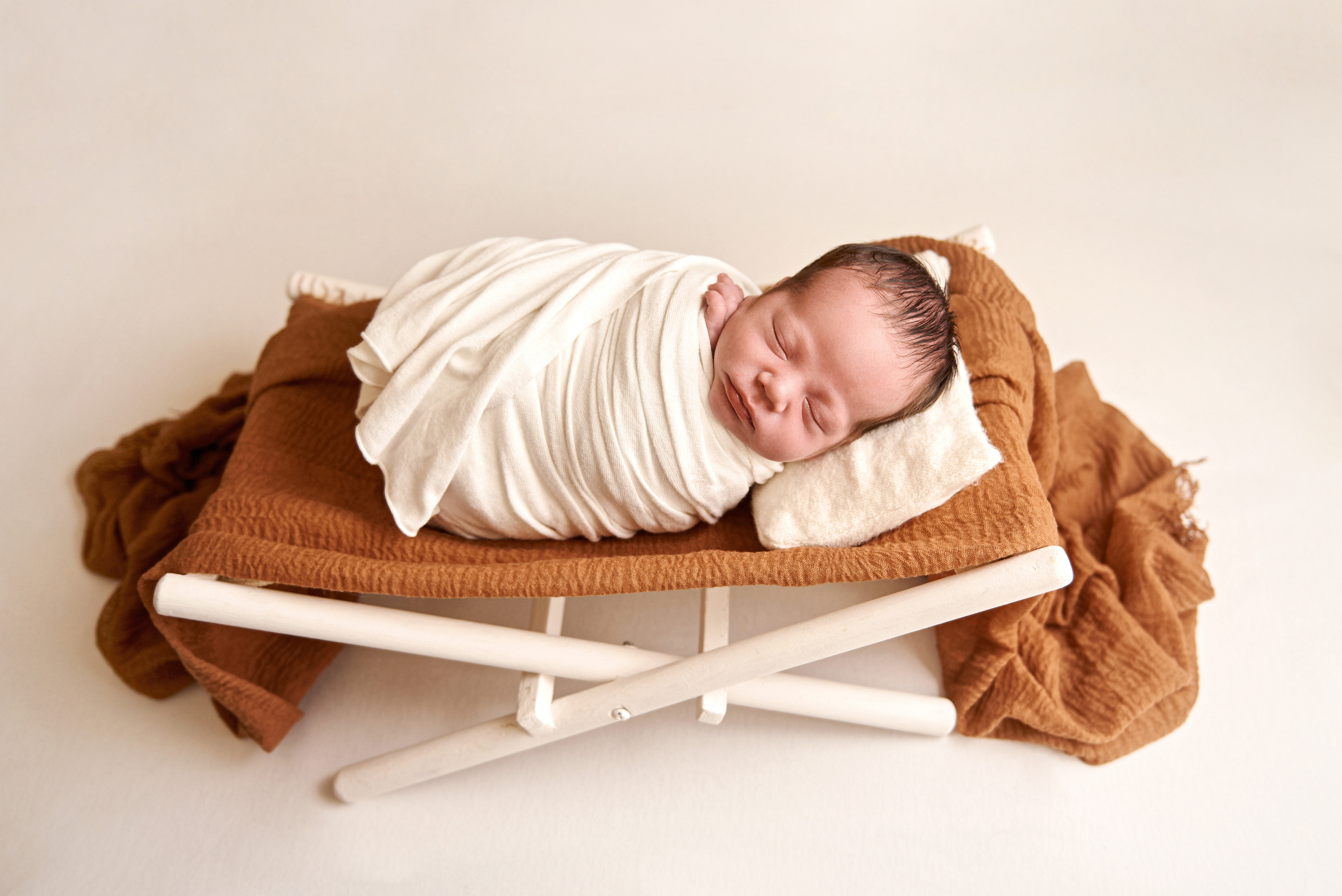 Фото малюка тільки в обмотках. Фотограф новонароджених діток та їх сімей в Тернополі