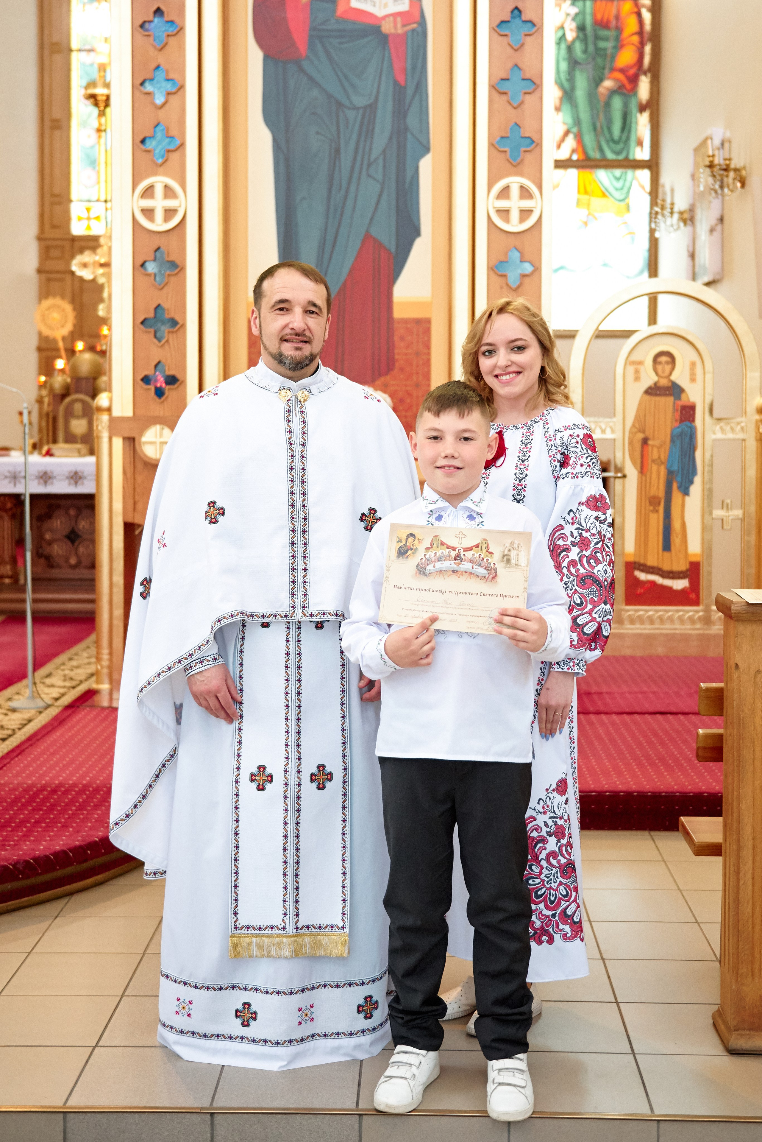 Храм Матері Божої Неустанної Помочі (біля літака). Фотограф новонароджених діток та їх сімей в Тернополі