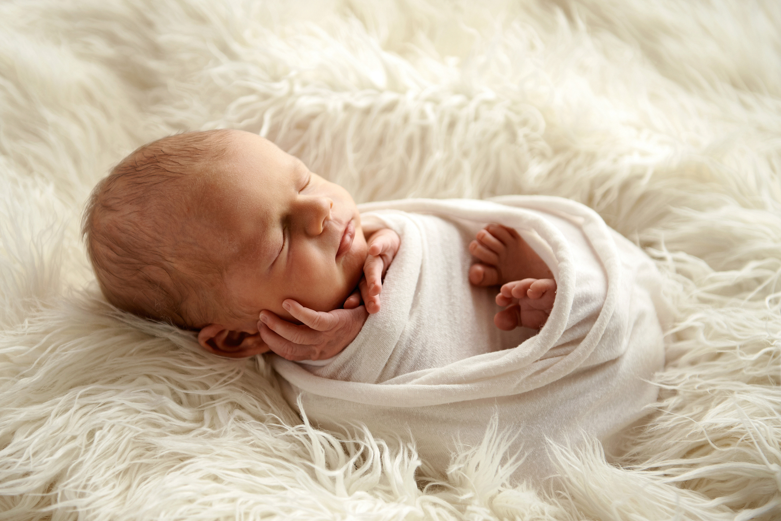 Фото малюка тільки в обмотках. Фотограф новонароджених діток та їх сімей в Тернополі