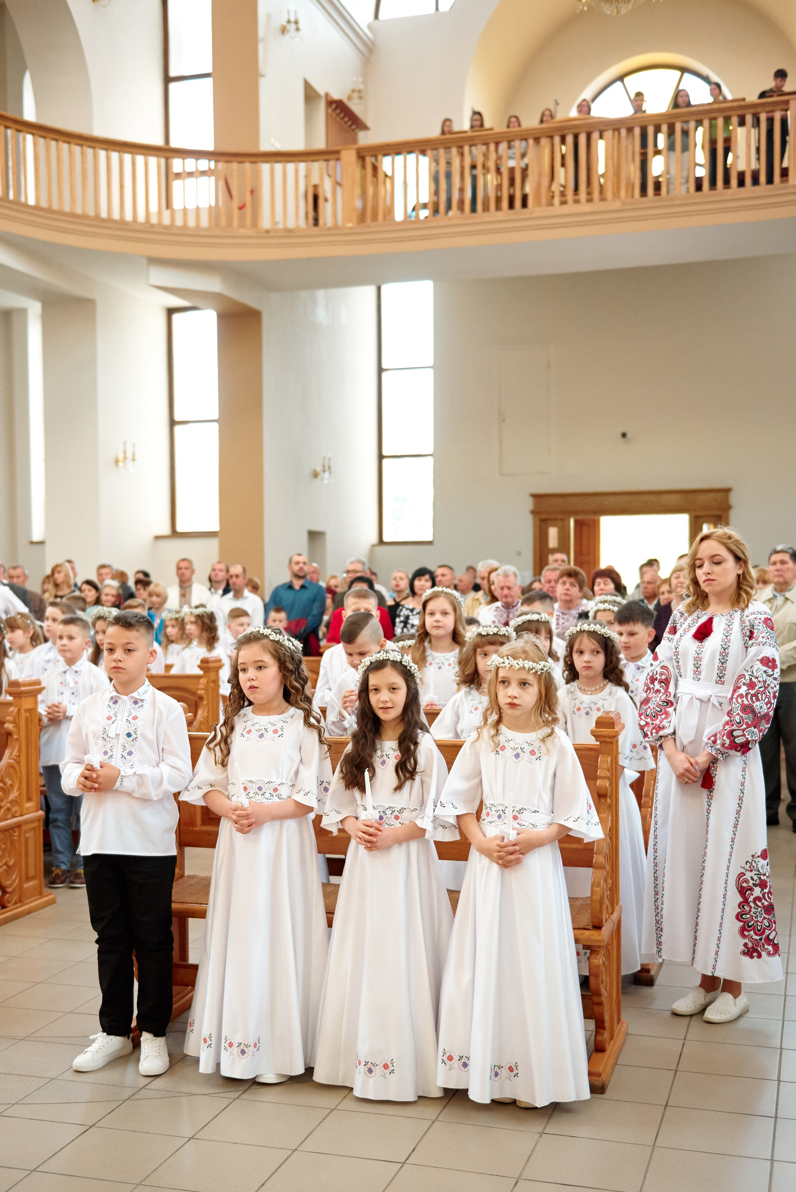 Храм Матері Божої Неустанної Помочі (біля літака). Фотограф новонароджених діток та їх сімей в Тернополі