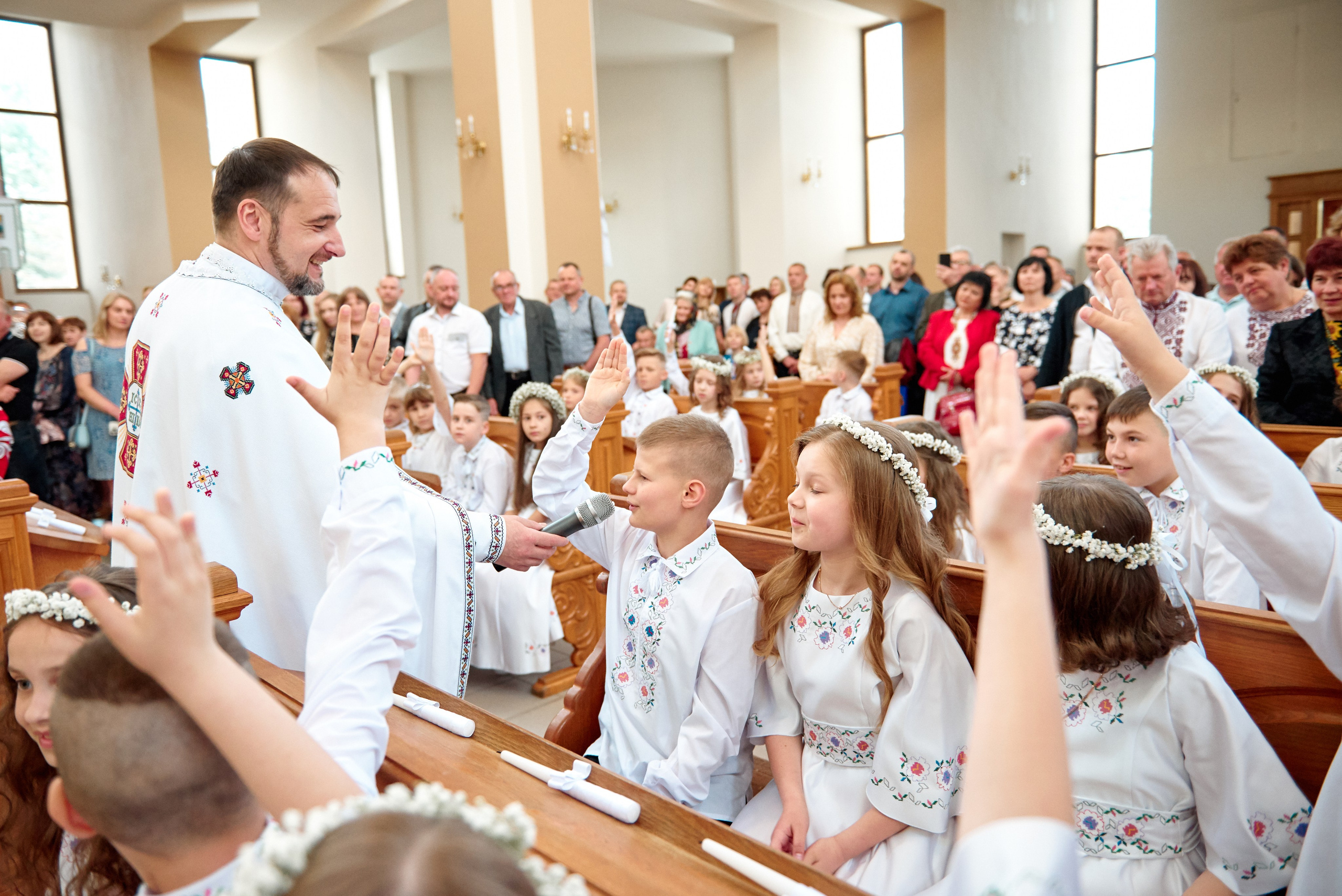 Храм Матері Божої Неустанної Помочі (біля літака). Фотограф новонароджених діток та їх сімей в Тернополі