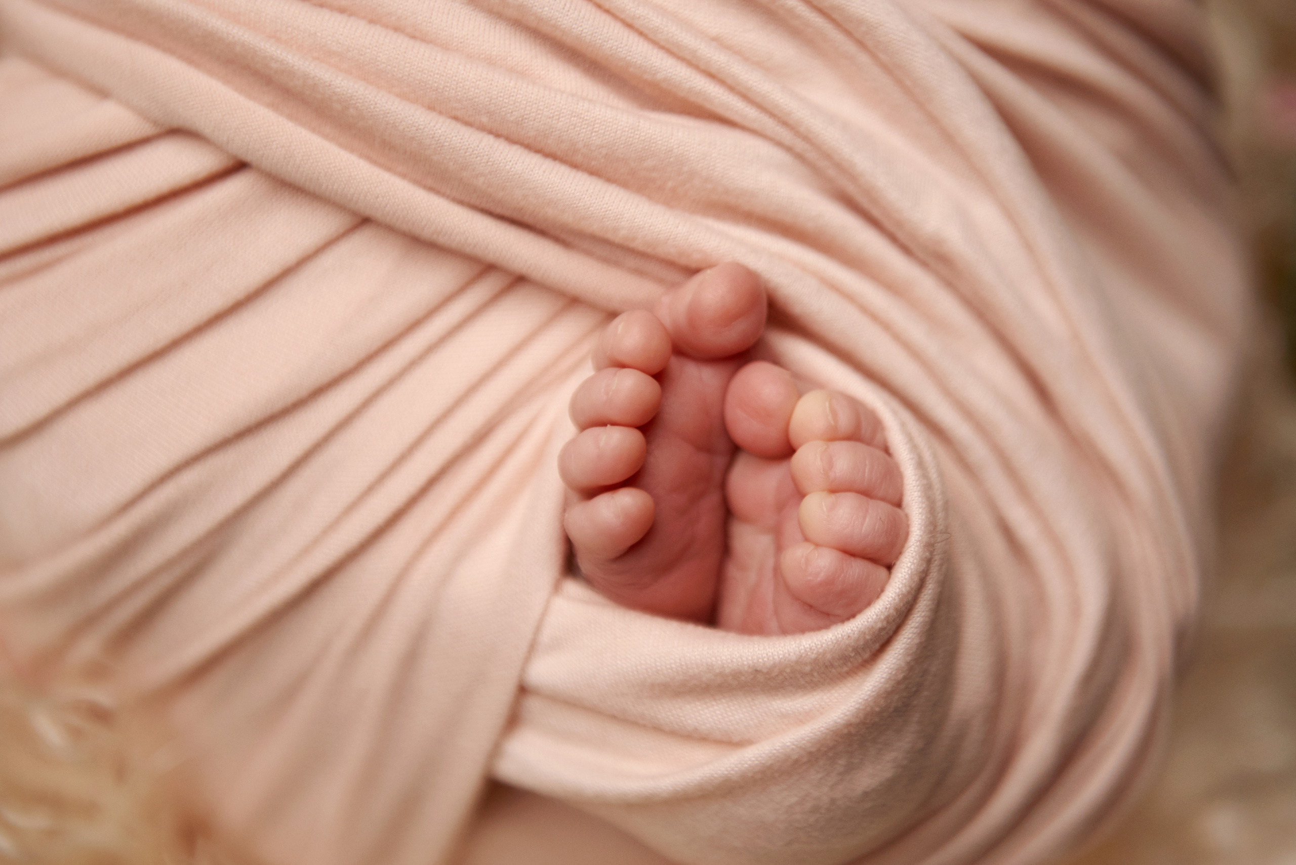 Фото малюка тільки в обмотках. Фотограф новонароджених діток та їх сімей в Тернополі