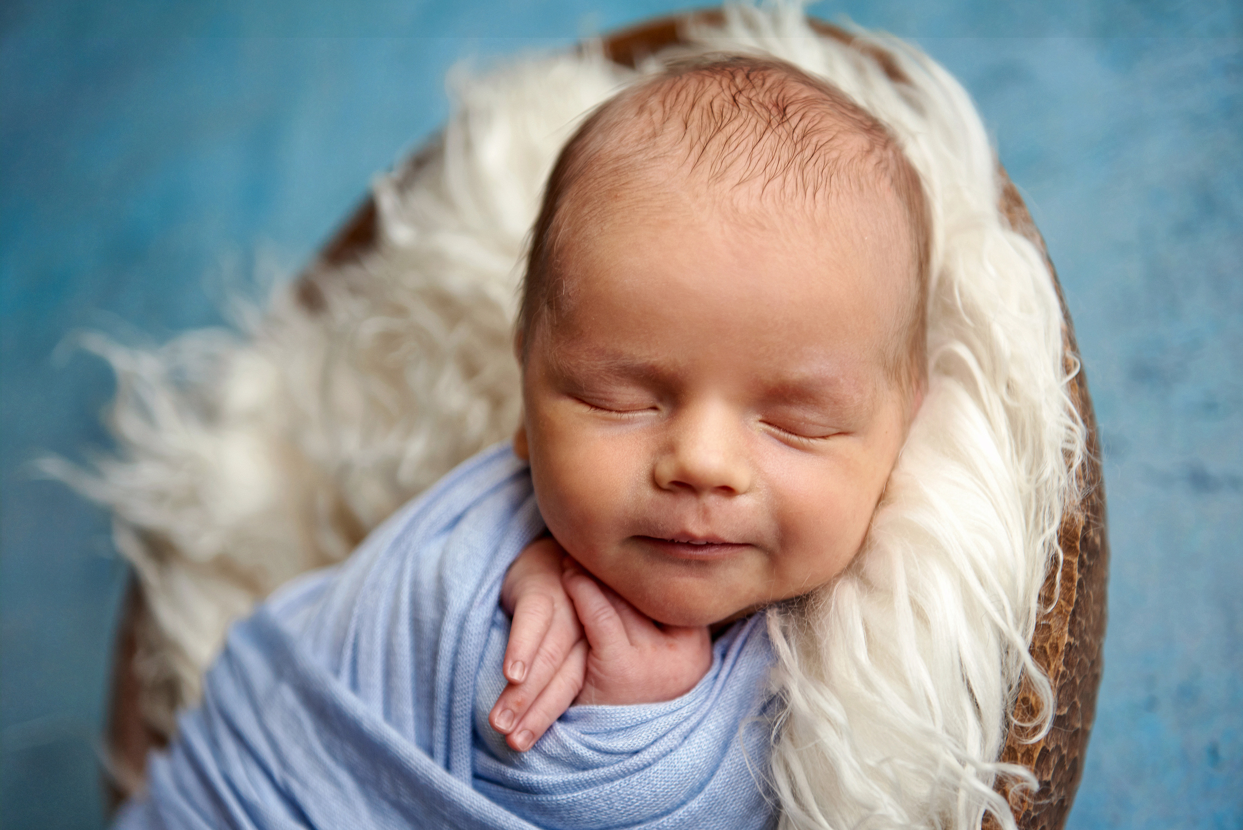 Фото малюка тільки в обмотках. Фотограф новонароджених діток та їх сімей в Тернополі