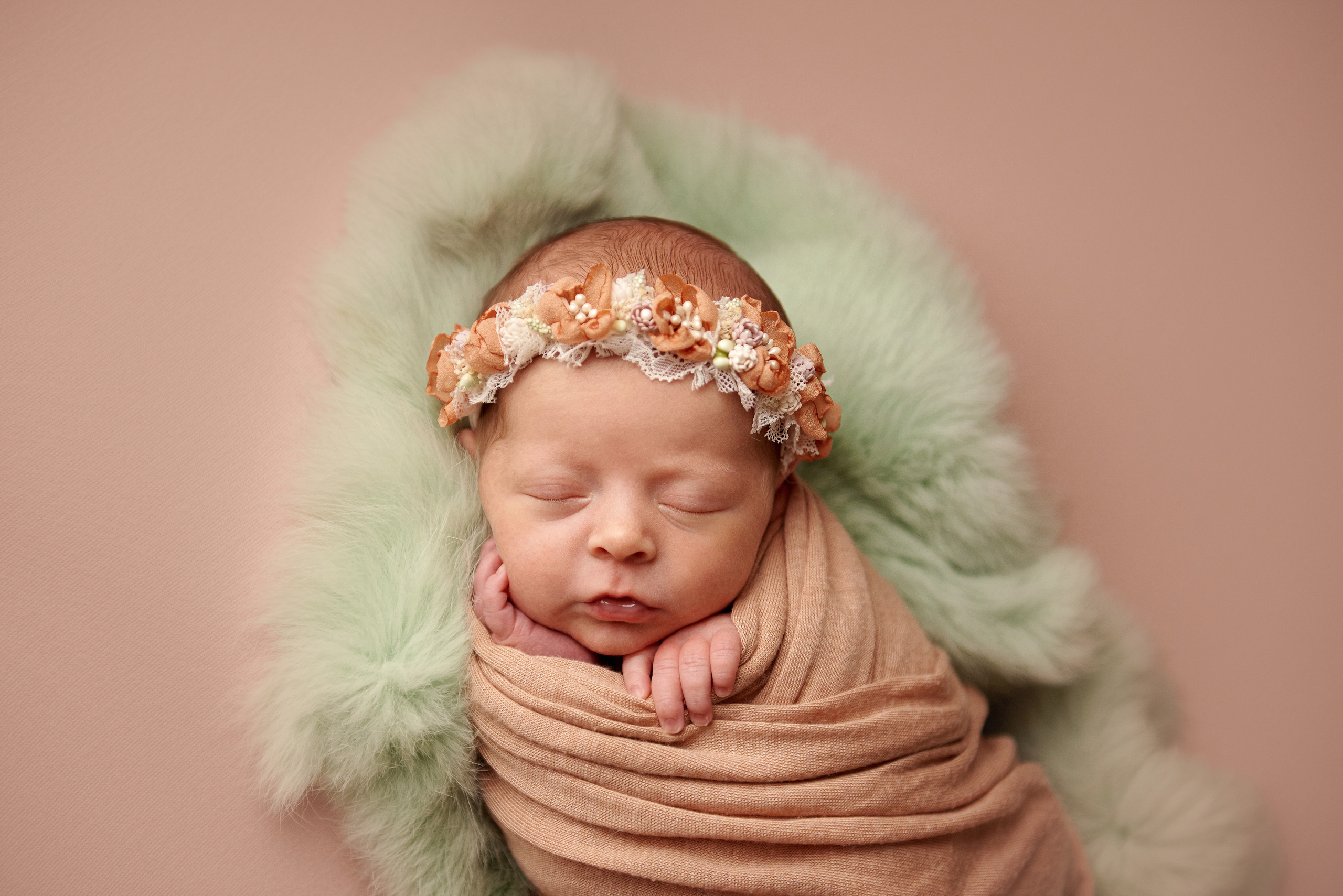 Фото малюка тільки в обмотках. Фотограф новонароджених діток та їх сімей в Тернополі