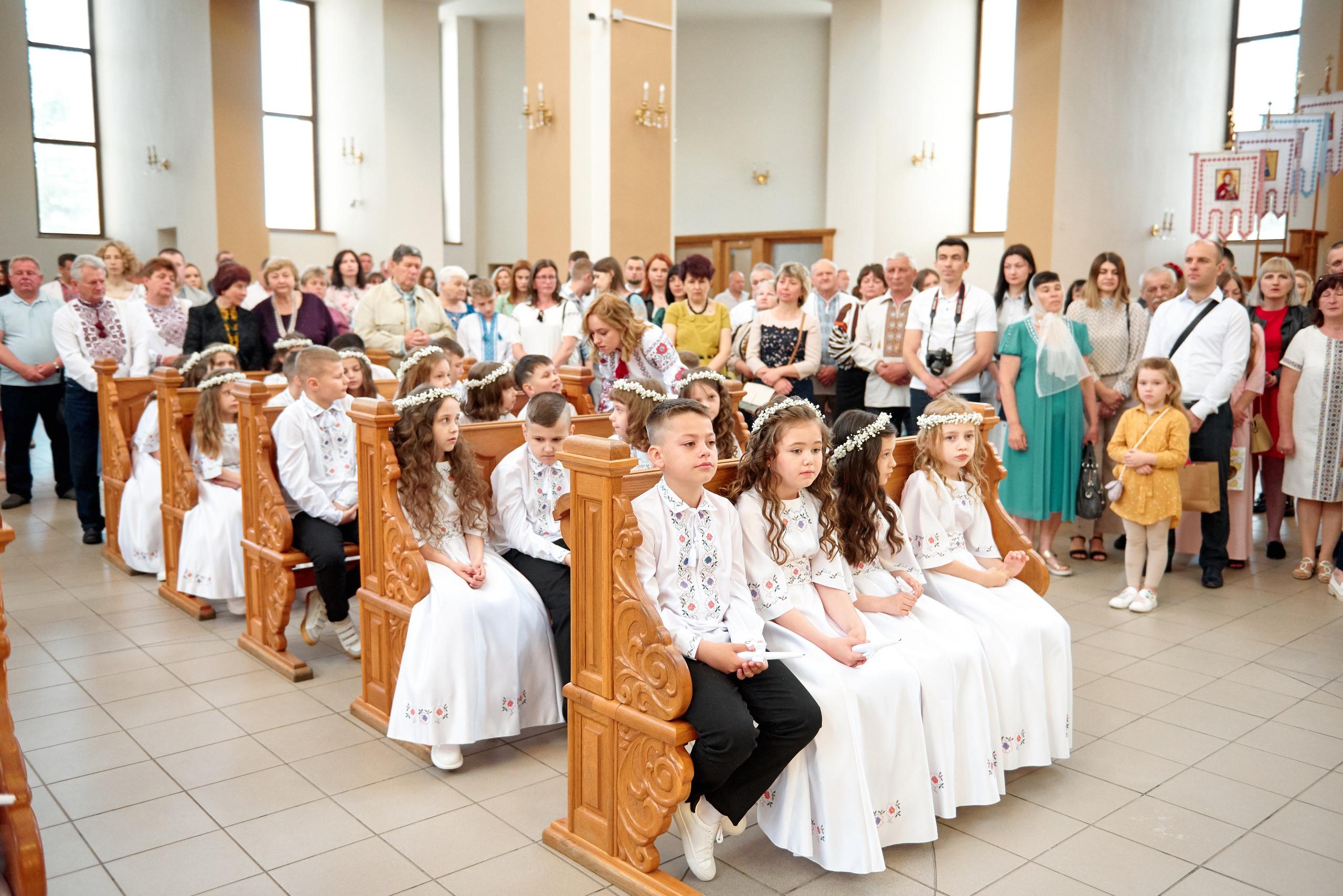 Храм Матері Божої Неустанної Помочі (біля літака). Фотограф новонароджених діток та їх сімей в Тернополі