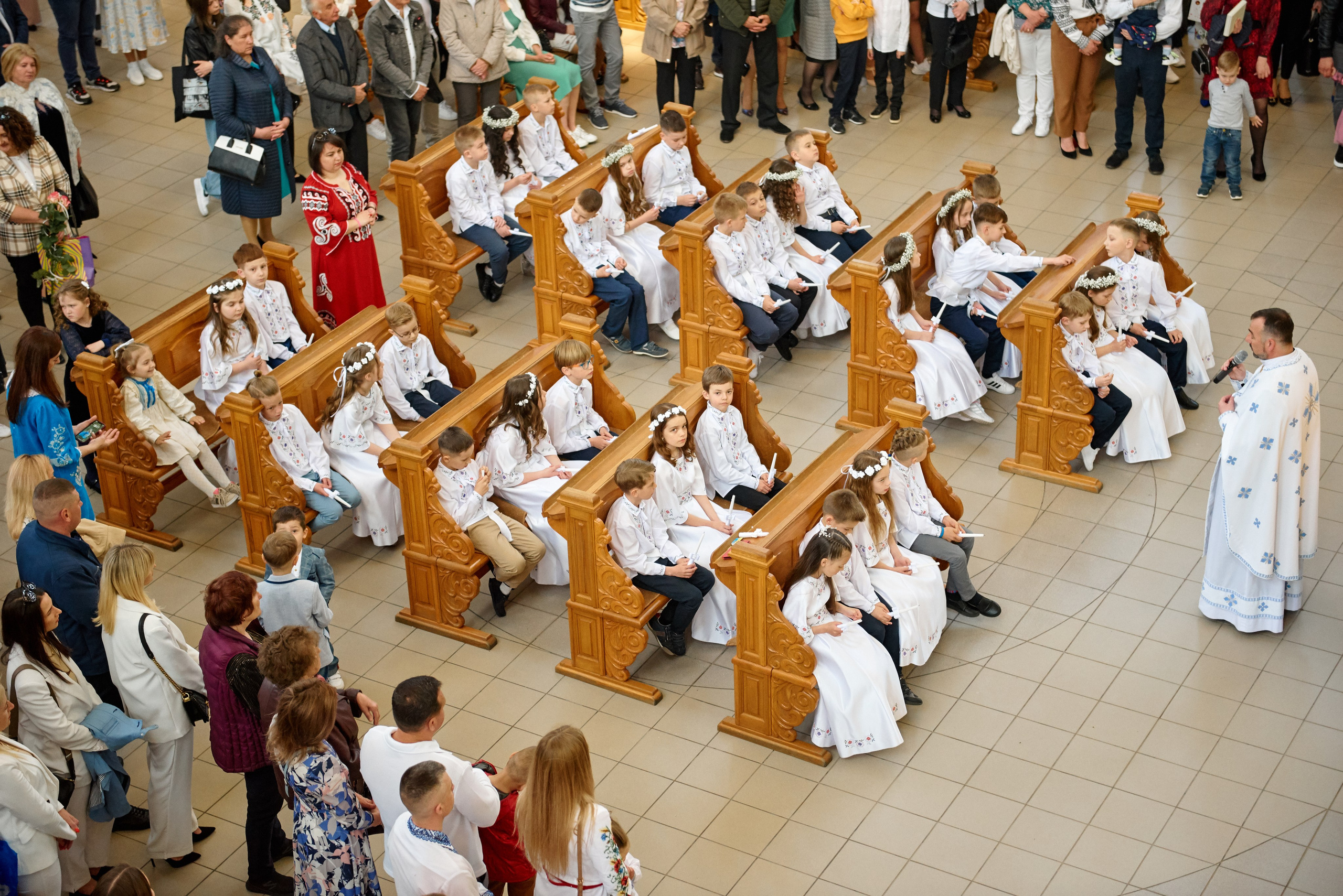 Храм Матері Божої Неустанної Помочі (біля літака). Фотограф новонароджених діток та їх сімей в Тернополі