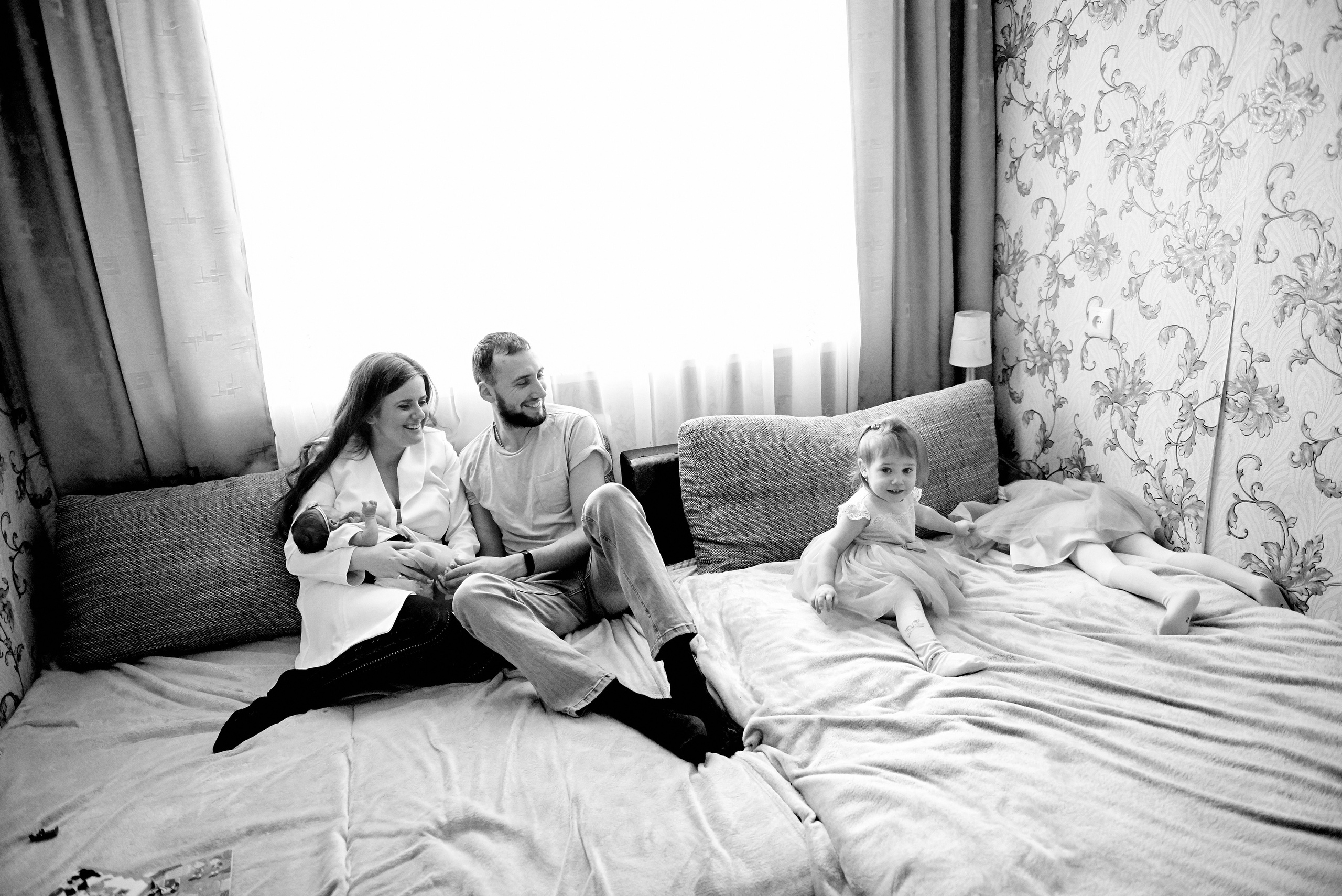 Олена та Влад Емма Єва та Еліна 9 днів життя. Фотограф новонароджених діток та їх сімей в Тернополі