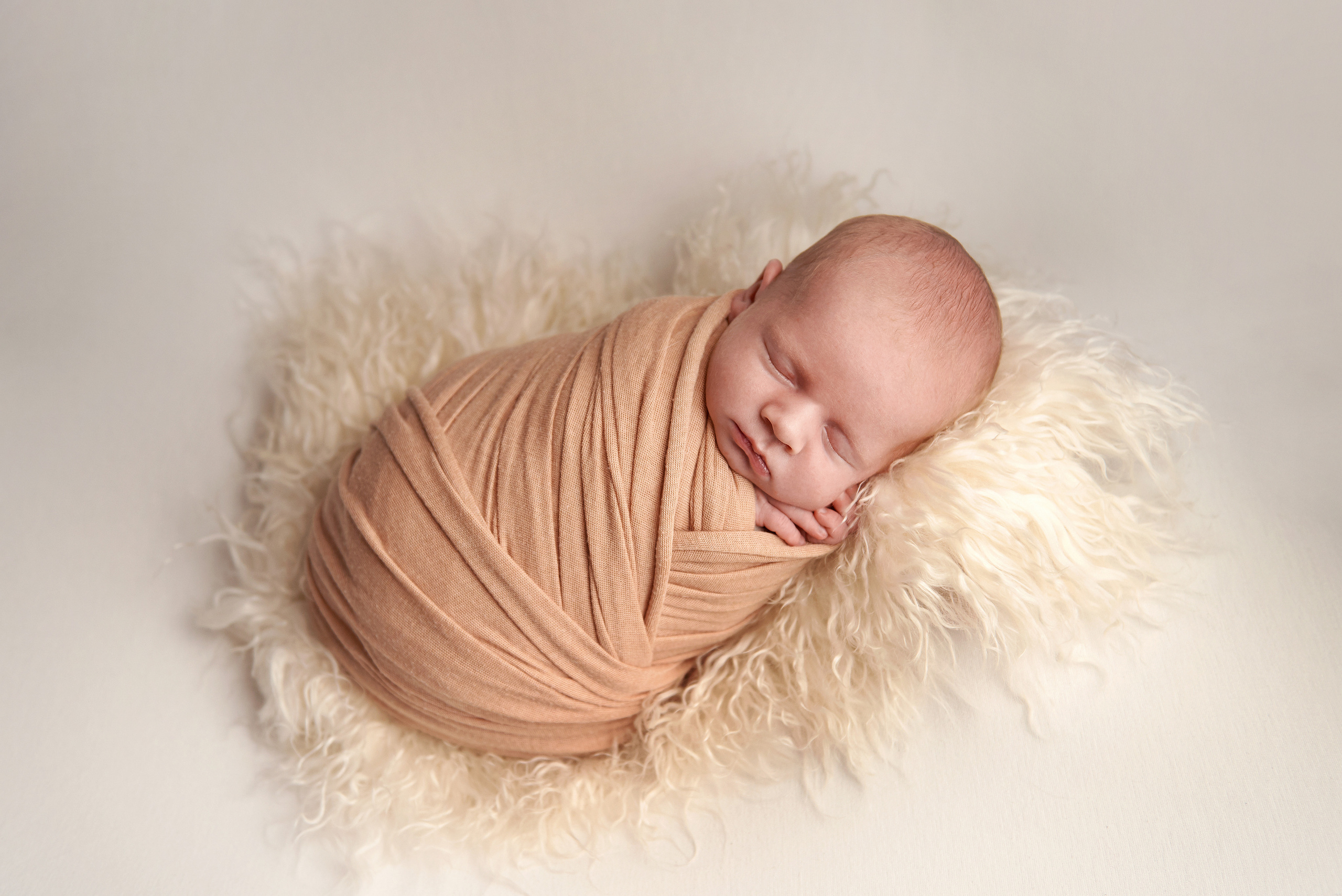 Фото малюка тільки в обмотках. Фотограф новонароджених діток та їх сімей в Тернополі