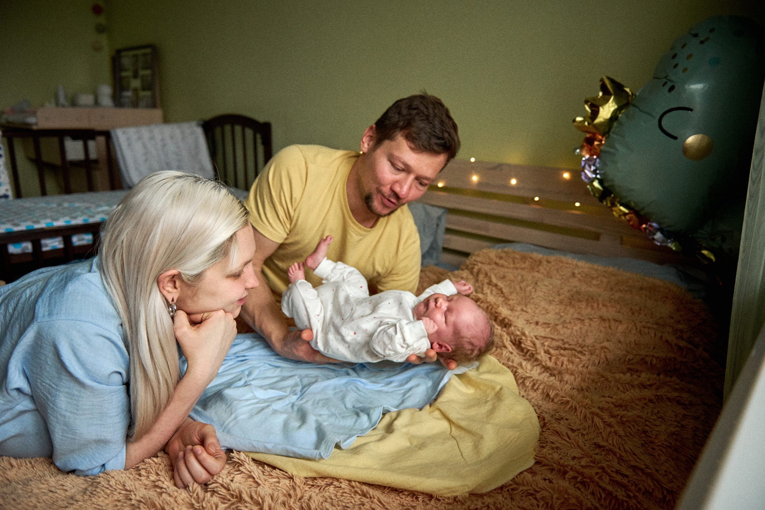 Аня Володя і Назар. Фотограф новонароджених діток та їх сімей в Тернополі