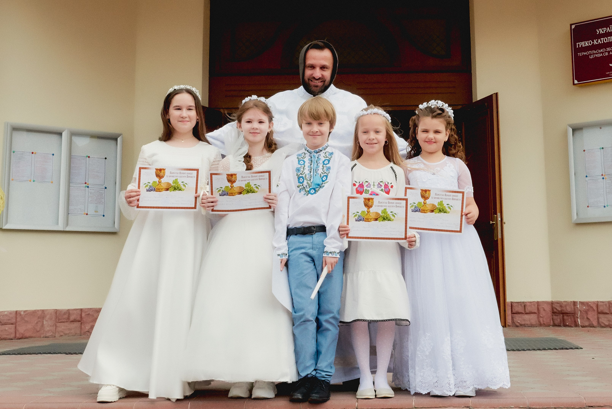 Церква святого апостола Петра. Фотограф новонароджених діток та їх сімей в Тернополі