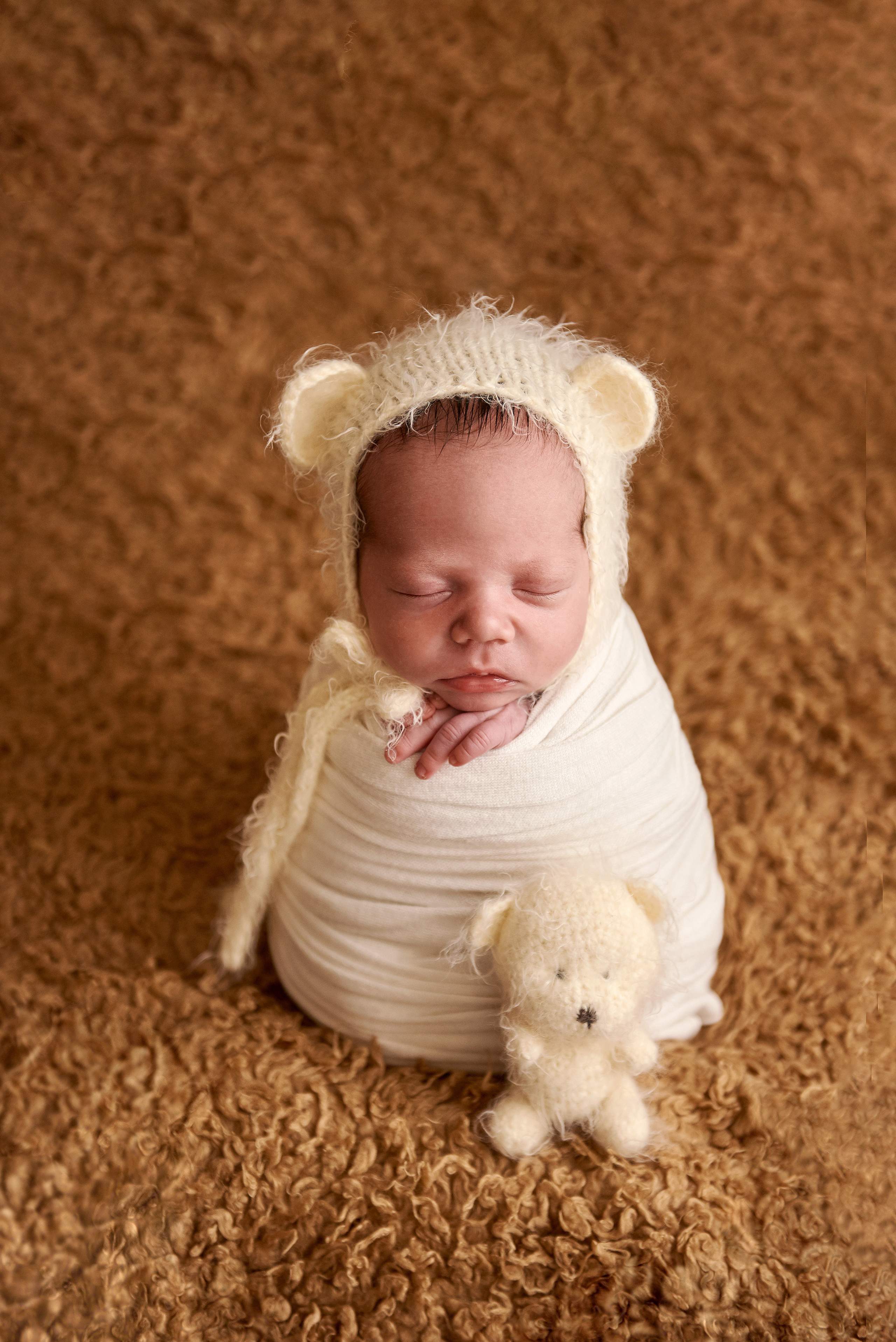 Фото малюка тільки в обмотках. Фотограф новонароджених діток та їх сімей в Тернополі