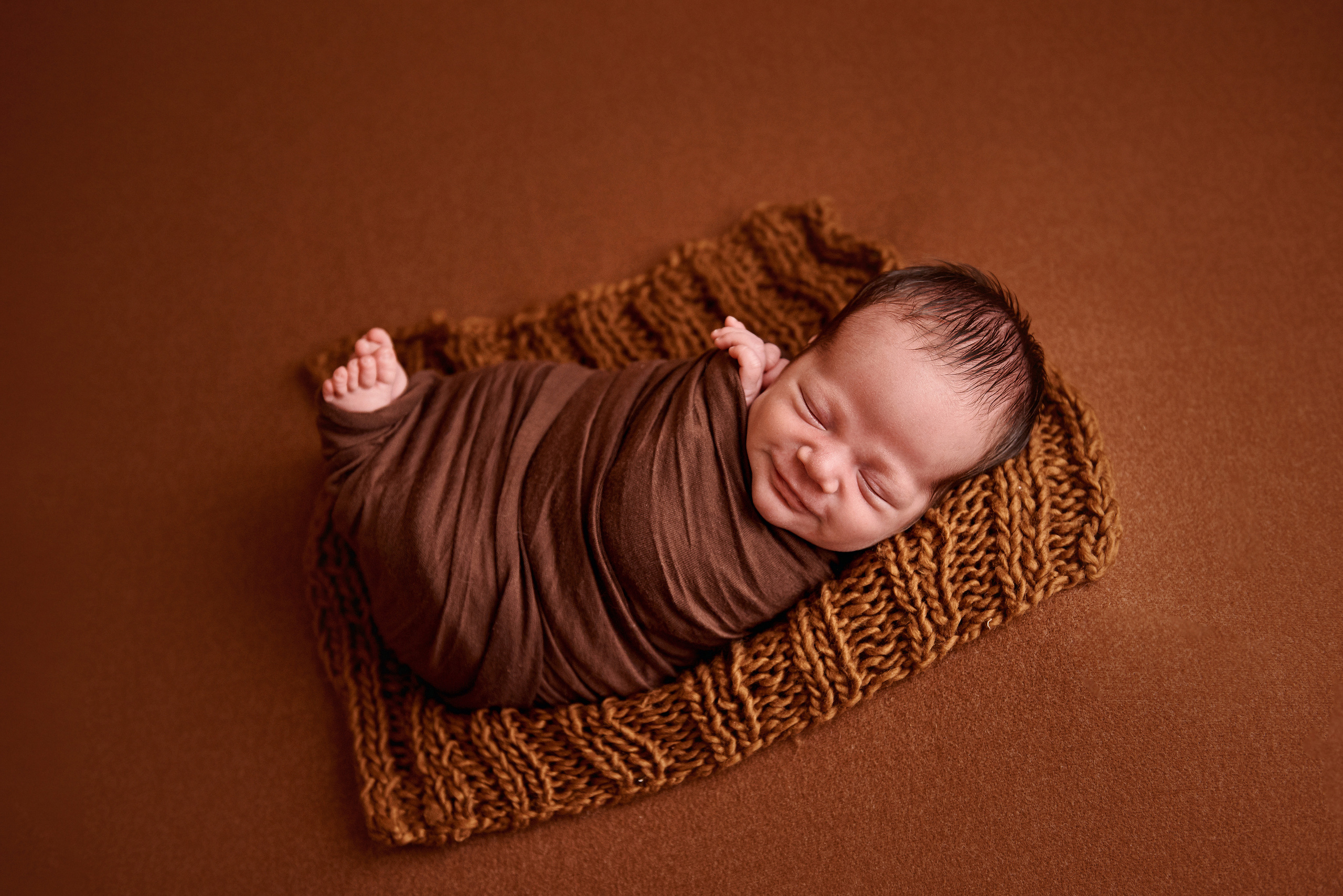 Фото малюка тільки в обмотках. Фотограф новонароджених діток та їх сімей в Тернополі