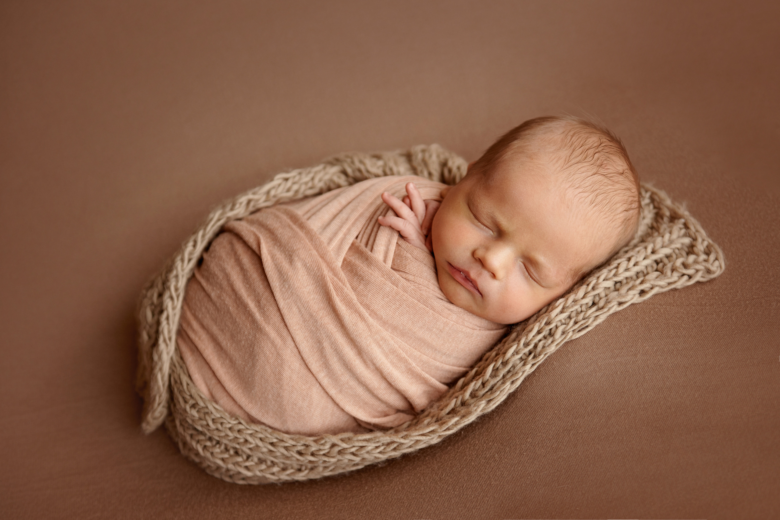 Фото малюка тільки в обмотках. Фотограф новонароджених діток та їх сімей в Тернополі
