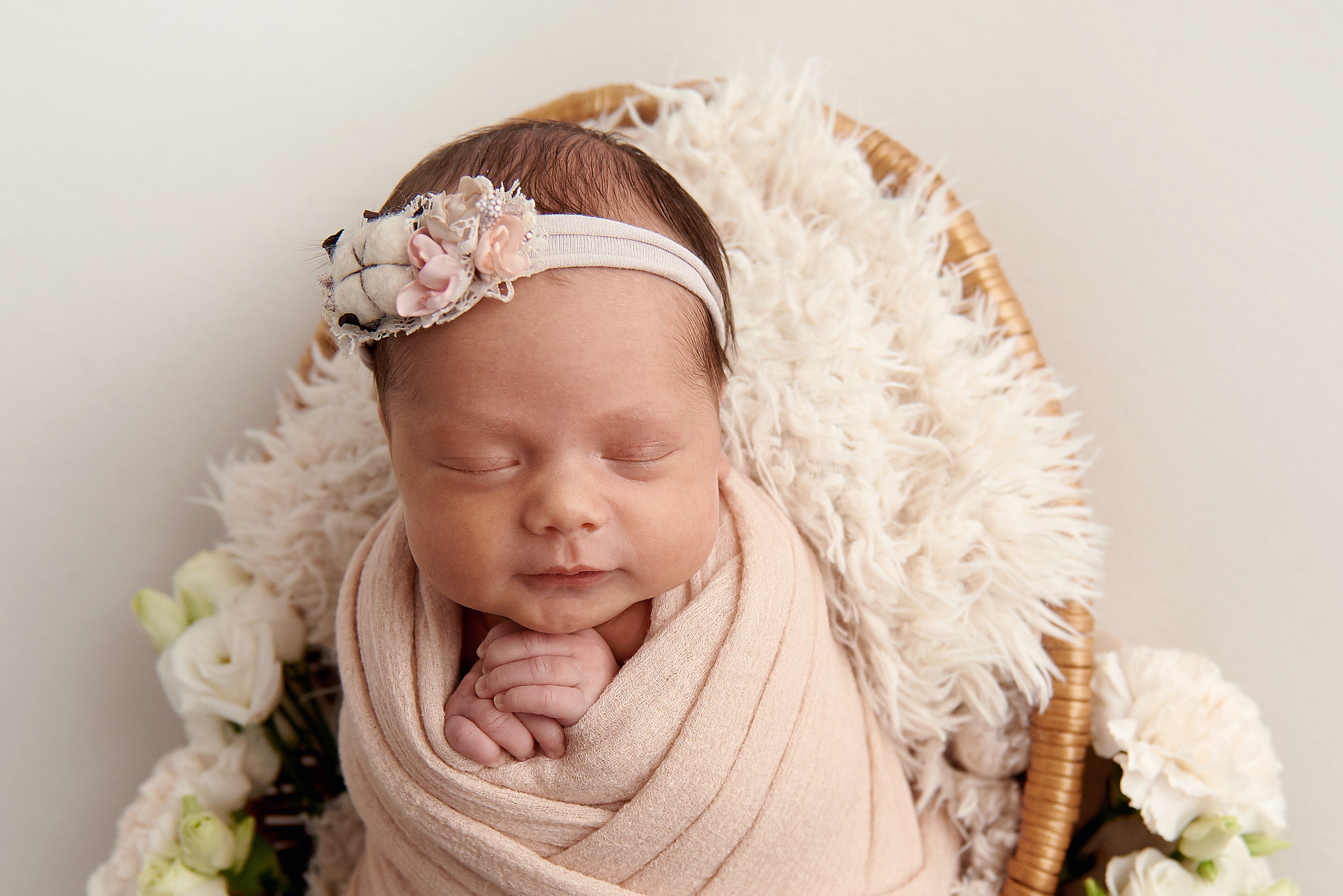 Фото малюка тільки в обмотках. Фотограф новонароджених діток та їх сімей в Тернополі