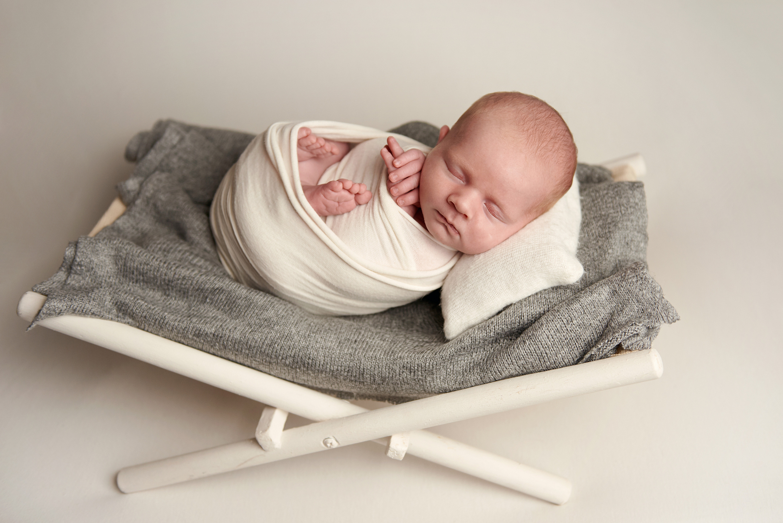 Фото малюка тільки в обмотках. Фотограф новонароджених діток та їх сімей в Тернополі