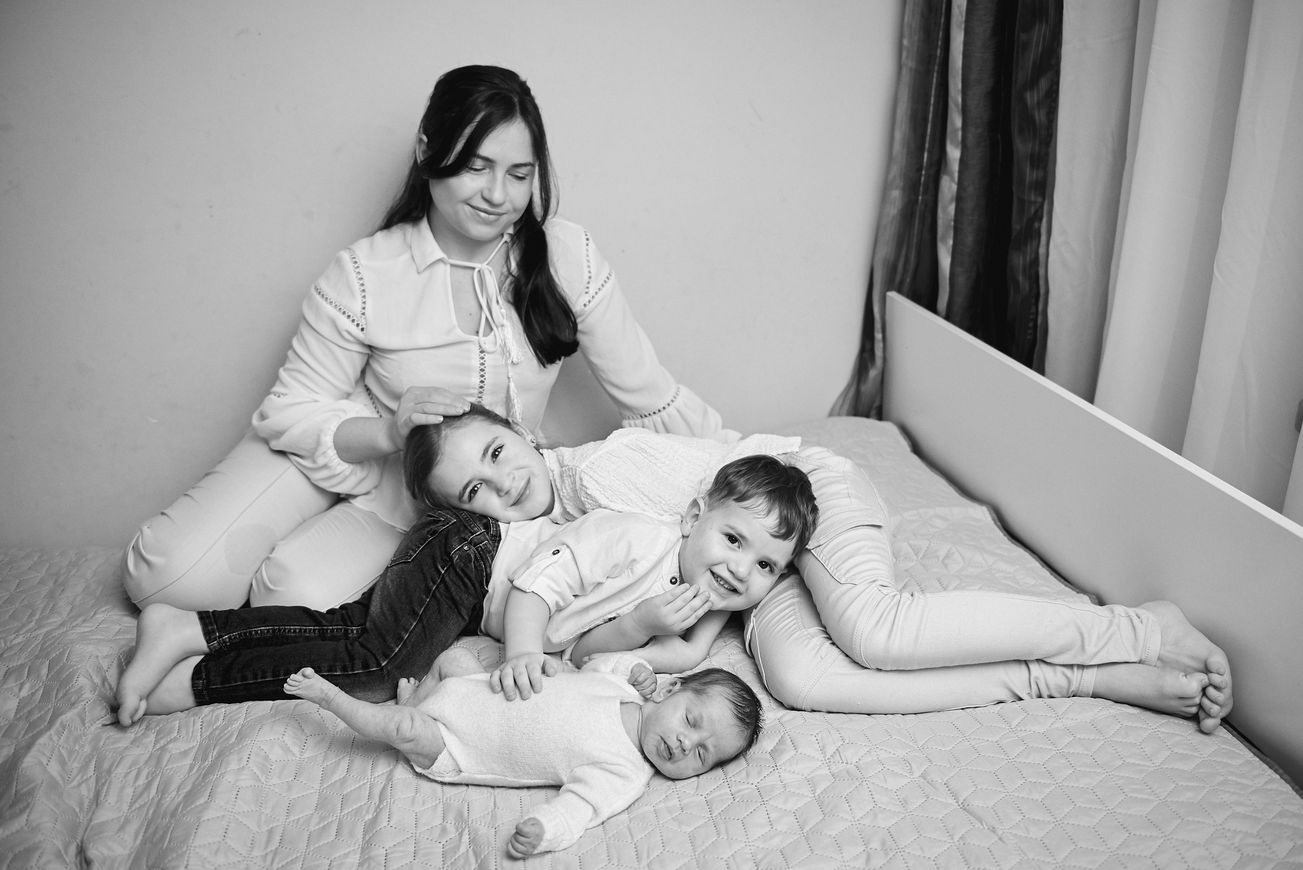 Таня Софія Віктор і Лєра. Фотограф новонароджених діток та їх сімей в Тернополі