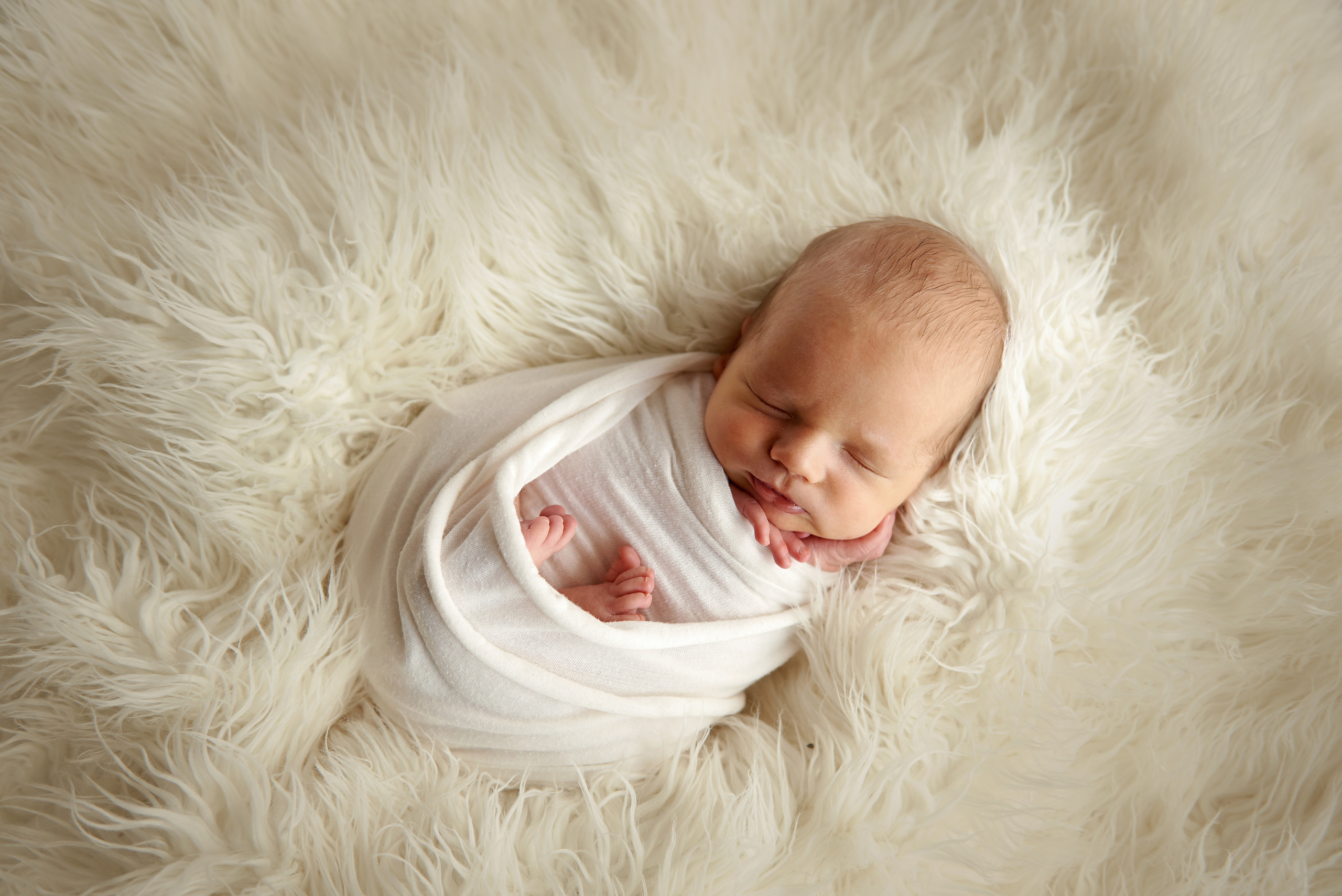 Фото малюка тільки в обмотках. Фотограф новонароджених діток та їх сімей в Тернополі