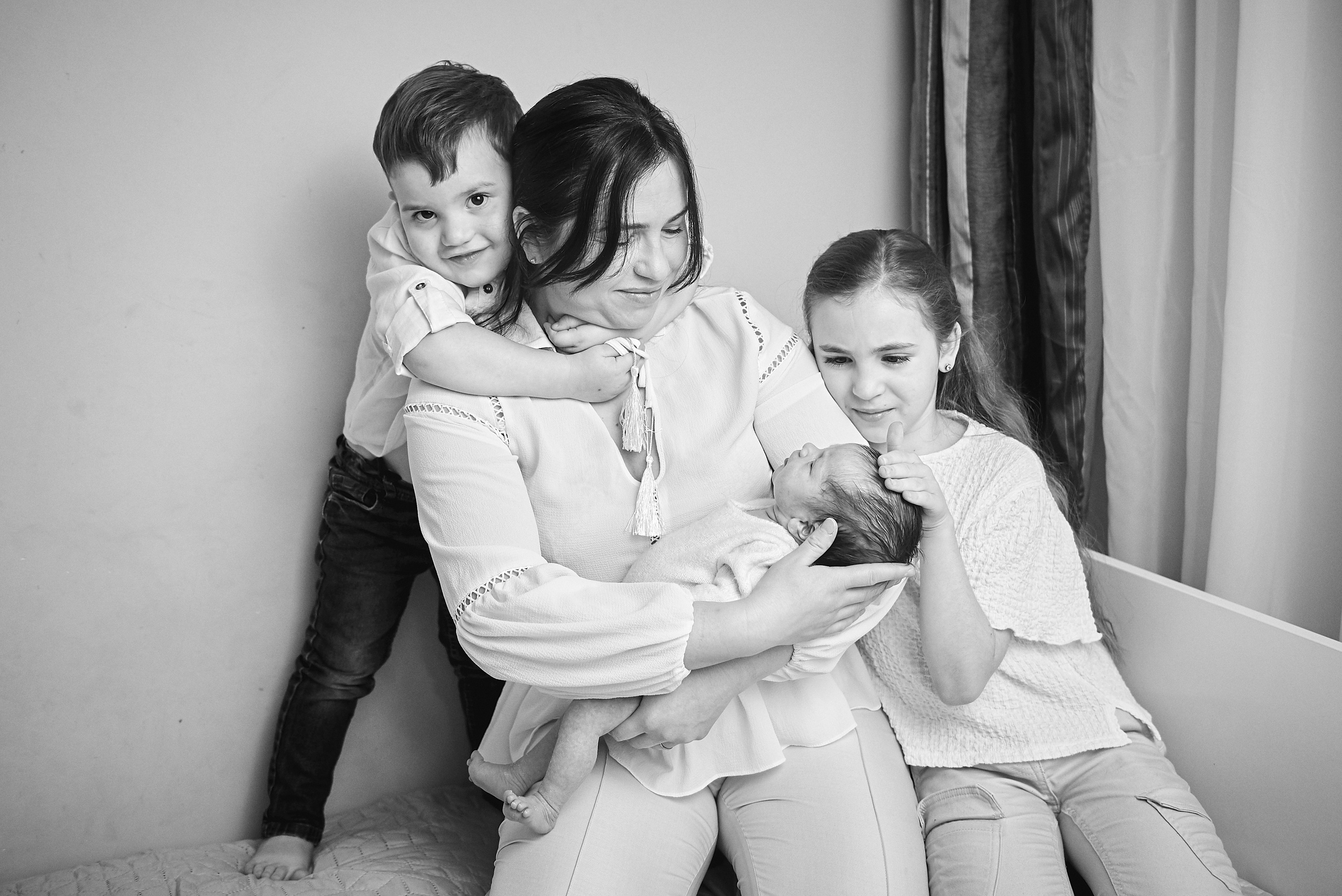 Таня Софія Віктор і Лєра. Фотограф новонароджених діток та їх сімей в Тернополі