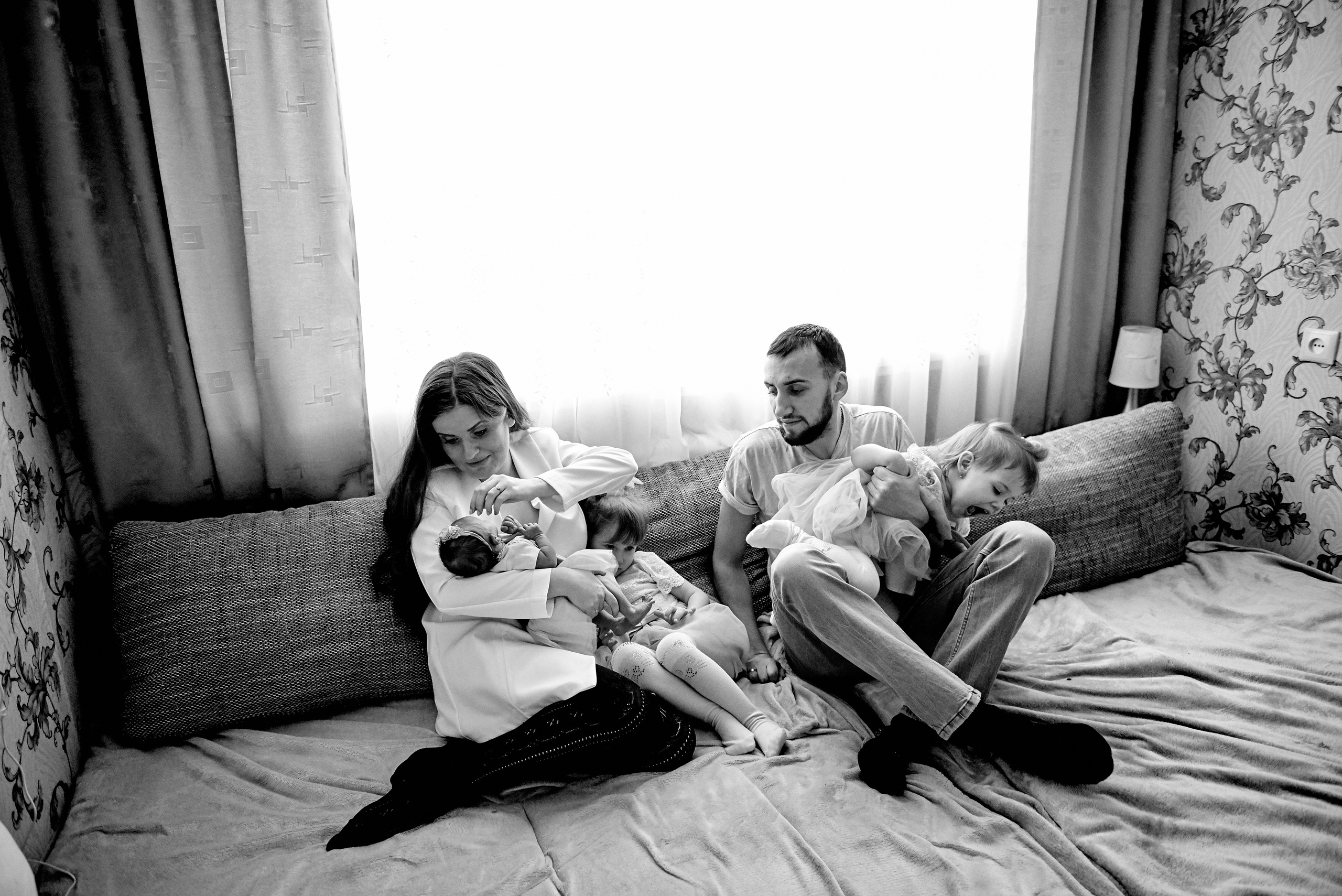 Олена та Влад Емма Єва та Еліна 9 днів життя. Фотограф новонароджених діток та їх сімей в Тернополі