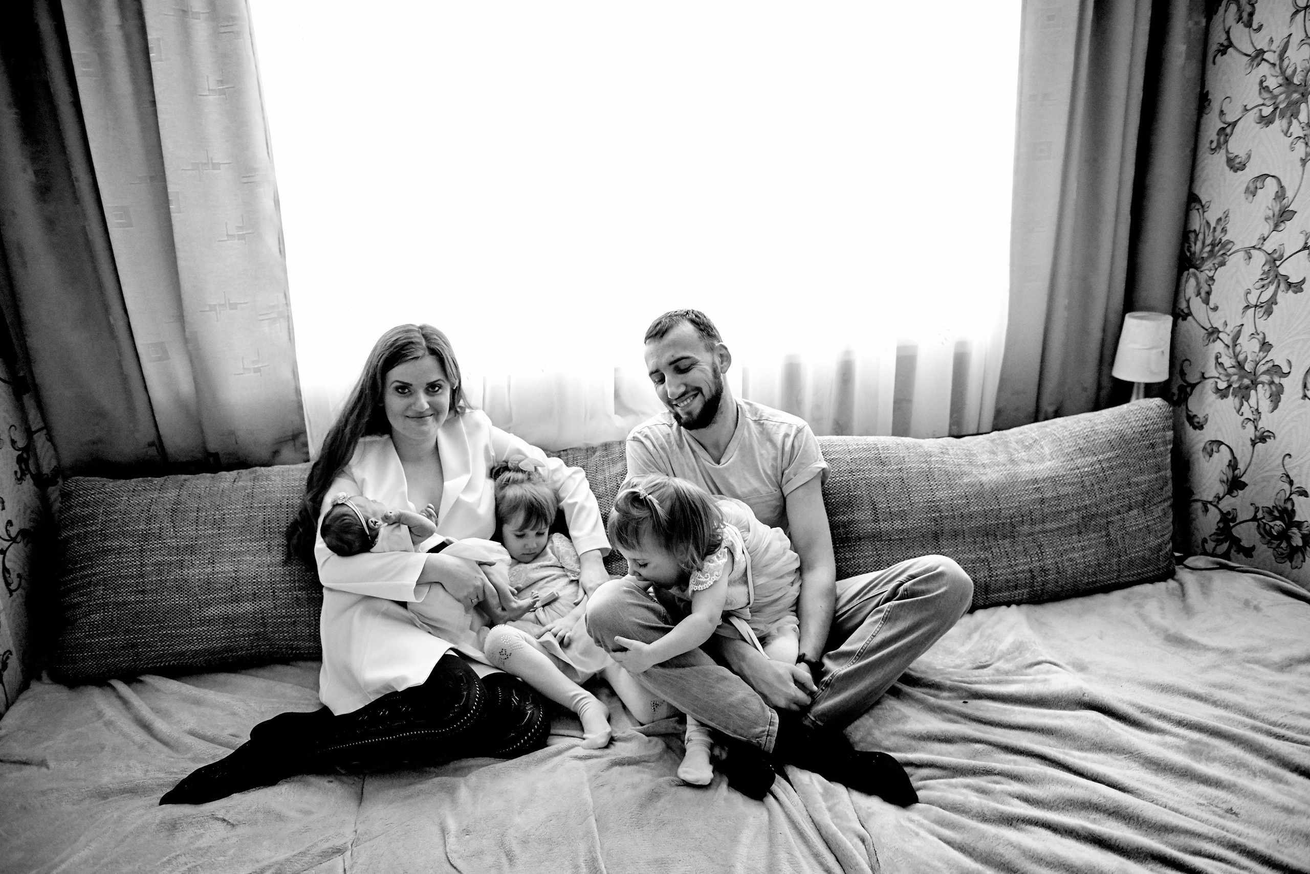 Олена та Влад Емма Єва та Еліна 9 днів життя. Фотограф новонароджених діток та їх сімей в Тернополі